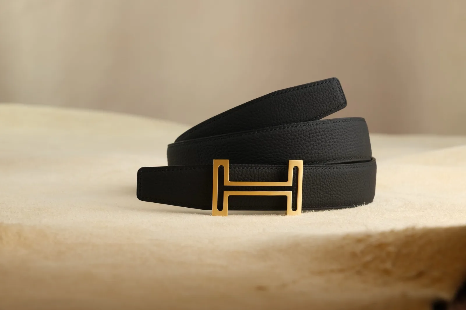 Ảnh Studio Dây thắt lưng da bò Togo màu đen - Koi Leather