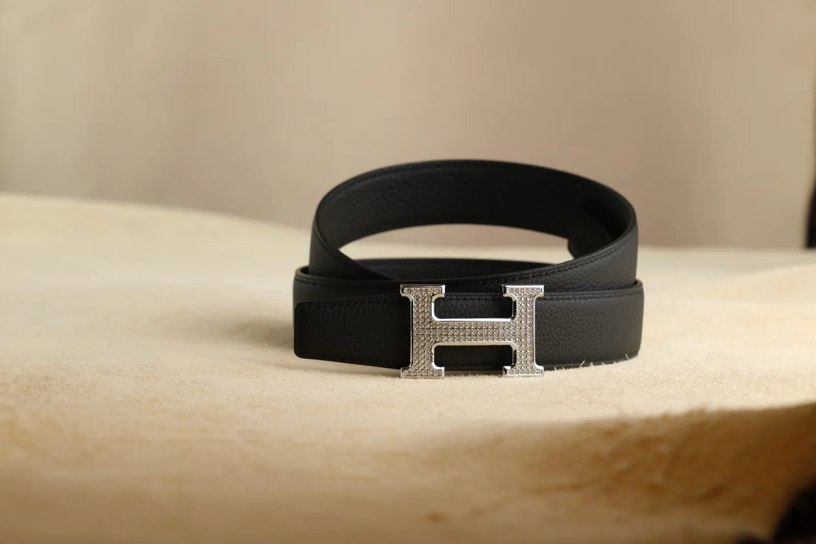 Ảnh Studio Dây thắt lưng da bò Togo màu đen - Koi Leather