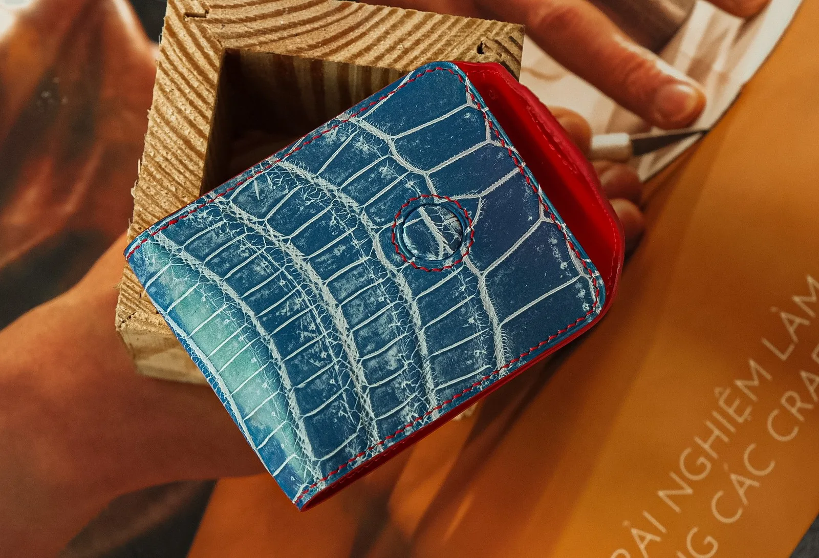 Ảnh Studio Ví gập dáng Sen da cá sấu xanh phối da bóng đỏ - Koi Leather