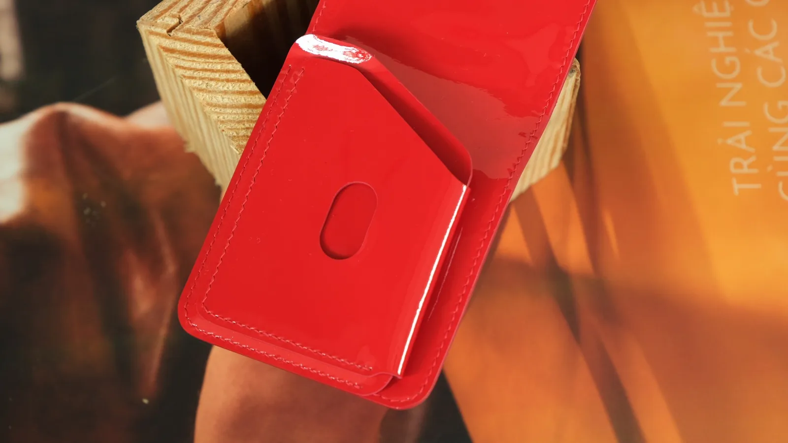Ảnh Studio Ví gập dáng Sen da cá sấu xanh phối da bóng đỏ - Koi Leather