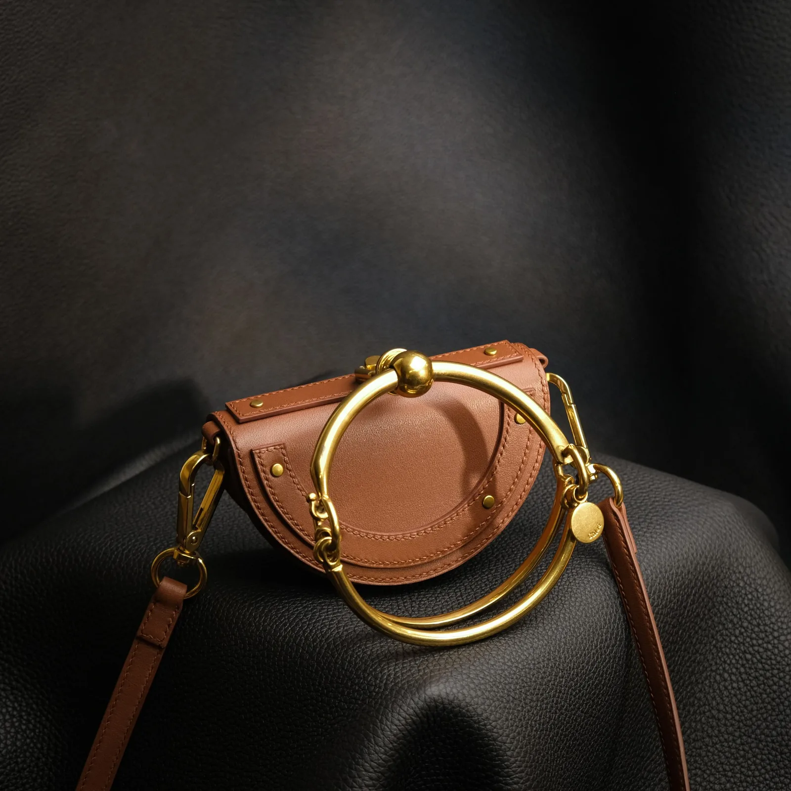 Ảnh Studio Túi xách nữ da bò dáng bán nguyệt quai vòng kim loại - Koi Leather