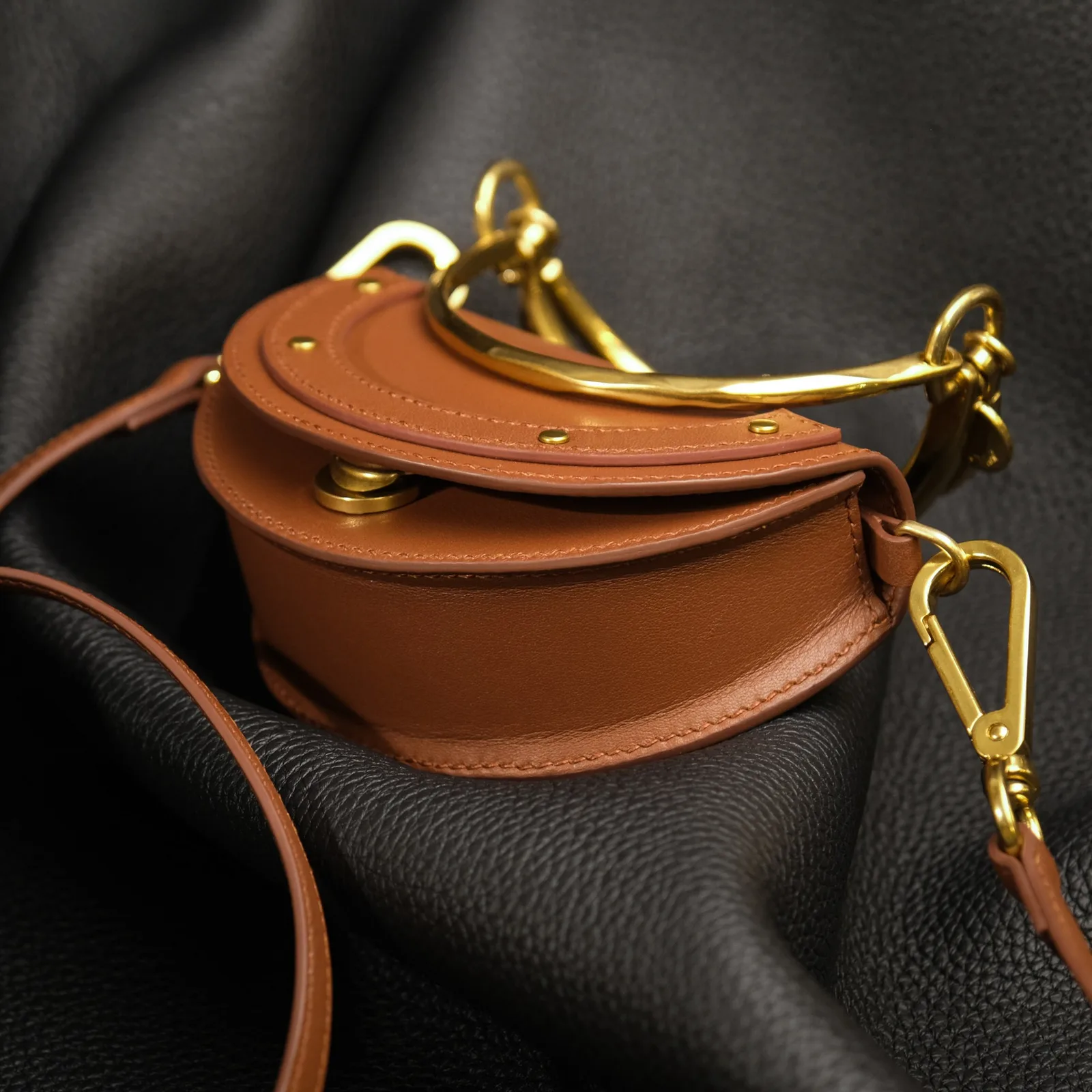 Ảnh Studio Túi xách nữ da bò dáng bán nguyệt quai vòng kim loại - Koi Leather