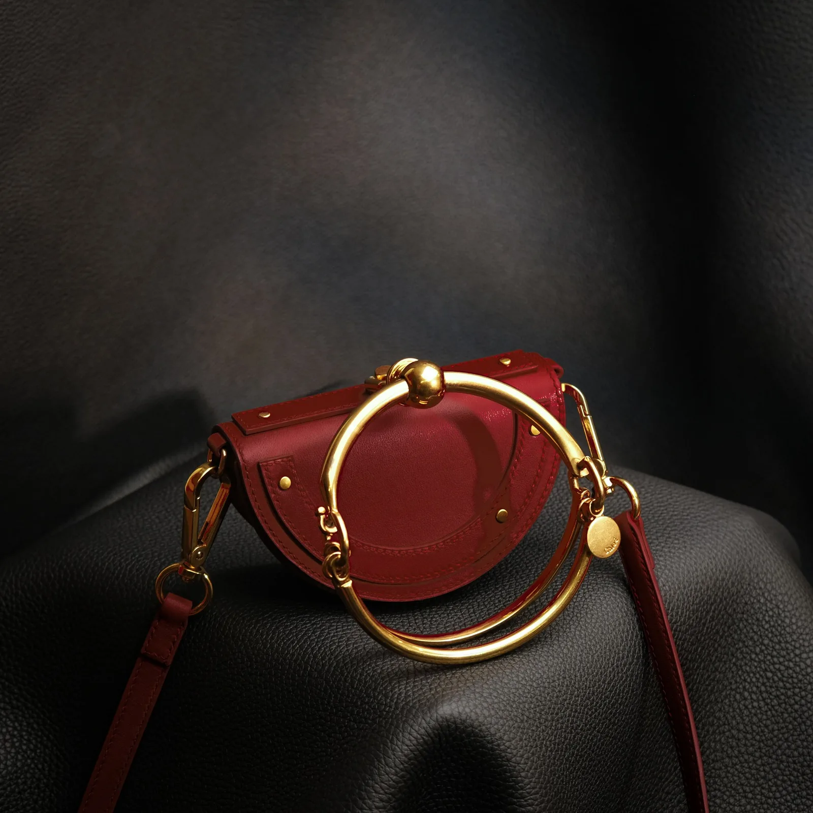 Ảnh Studio Túi xách nữ da bò dáng bán nguyệt quai vòng kim loại - Koi Leather