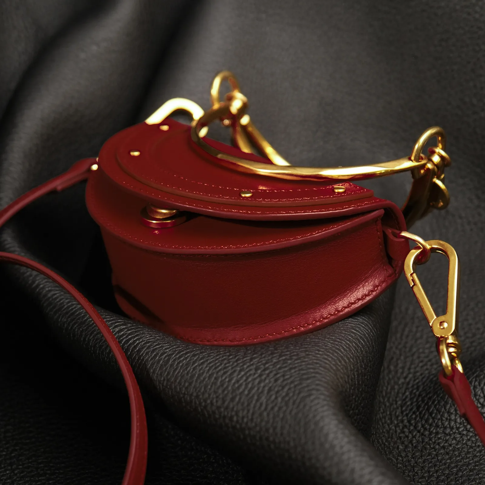 Ảnh Studio Túi xách nữ da bò dáng bán nguyệt quai vòng kim loại - Koi Leather