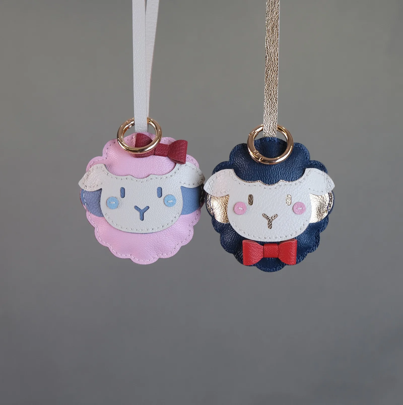 Ảnh Studio Charm da đeo túi hình chú cừu phối nơ - Koi Leather