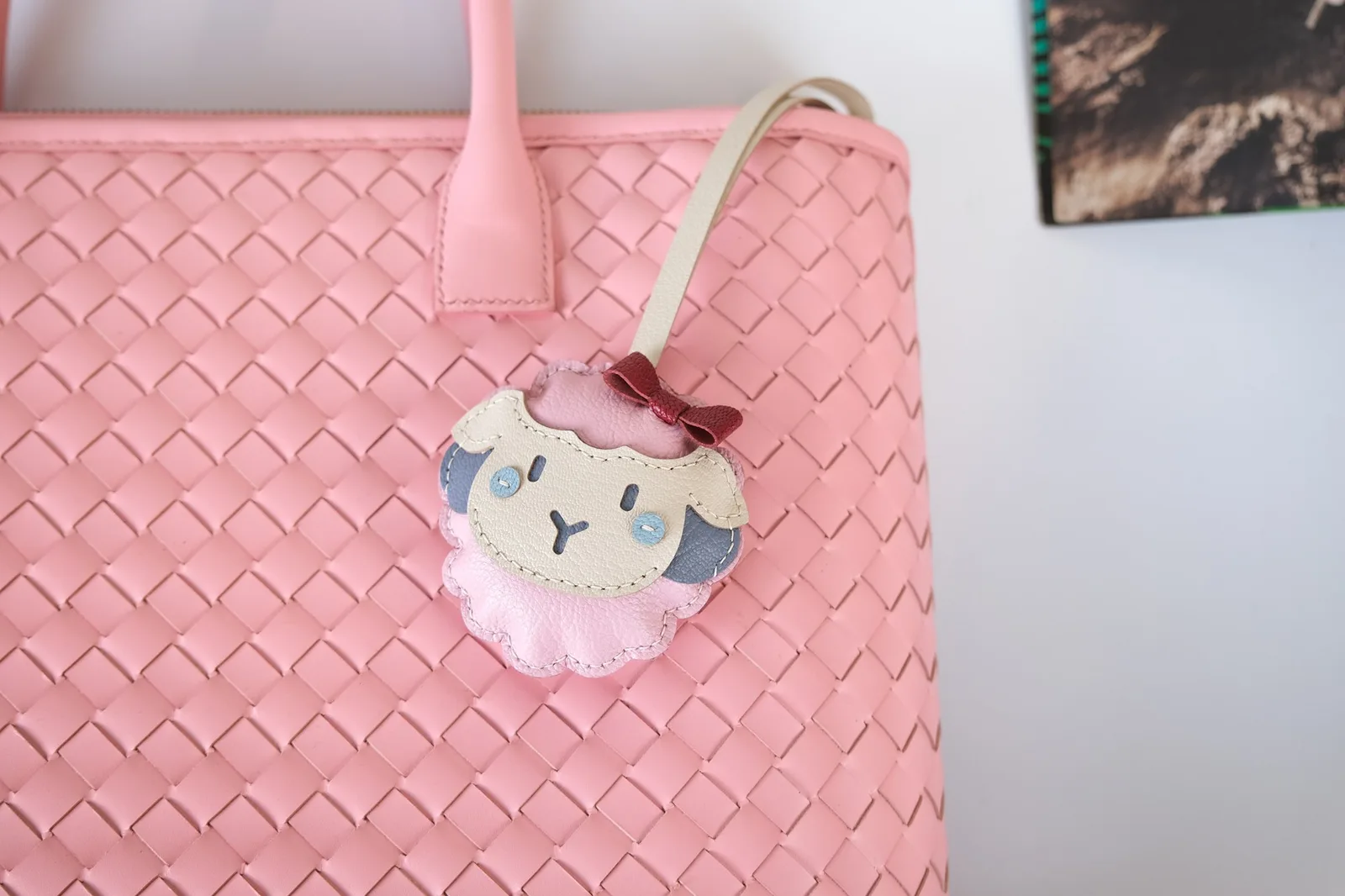 Ảnh Lifestyle Charm da đeo túi hình chú cừu phối nơ - Koi Leather