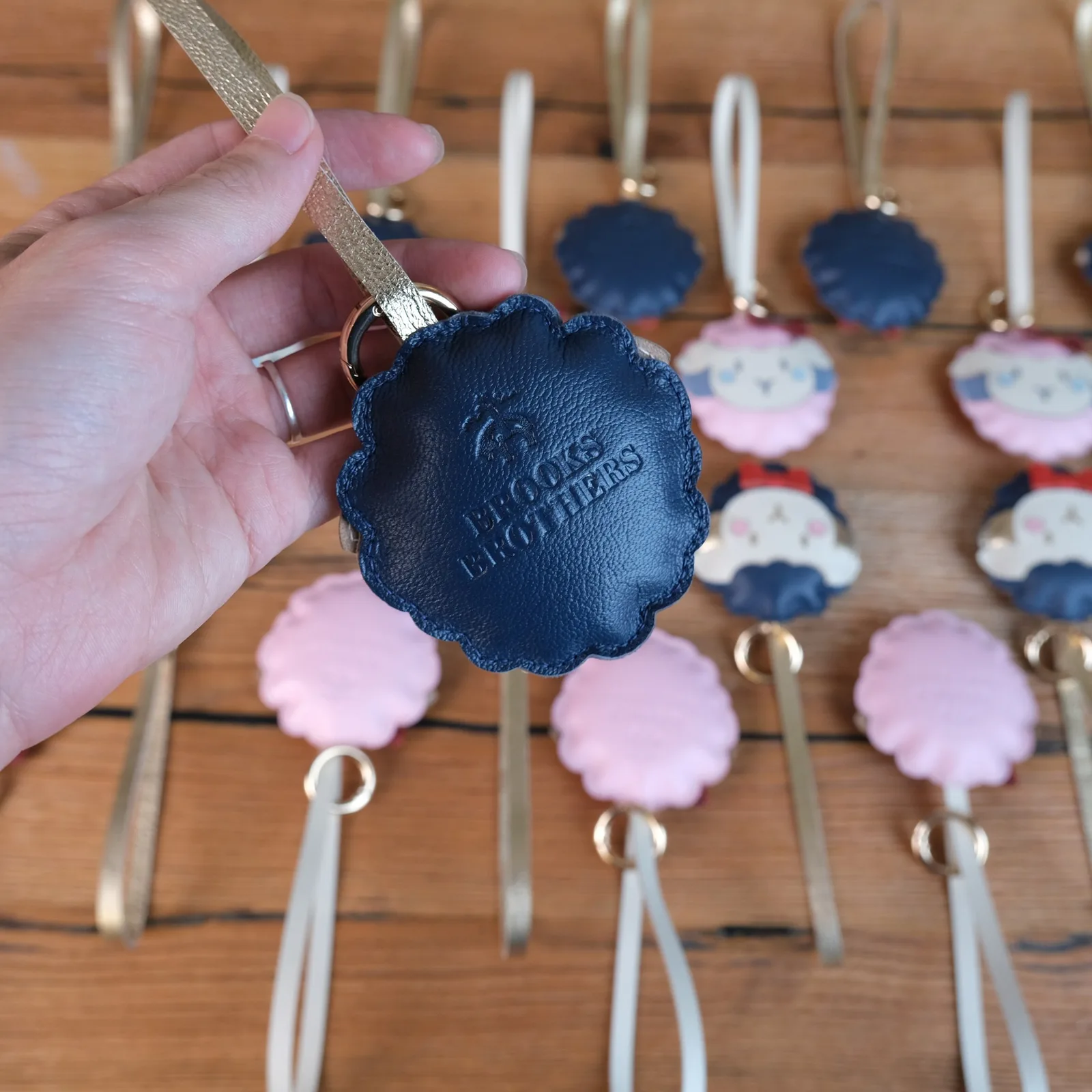 Ảnh Charm da đeo túi hình chú cừu phối nơ - Koi Leather