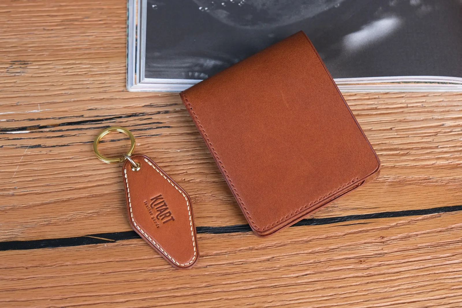 Ảnh Studio Ví gập đôi da bò thảo mộc màu nâu vàng - Koi Leather