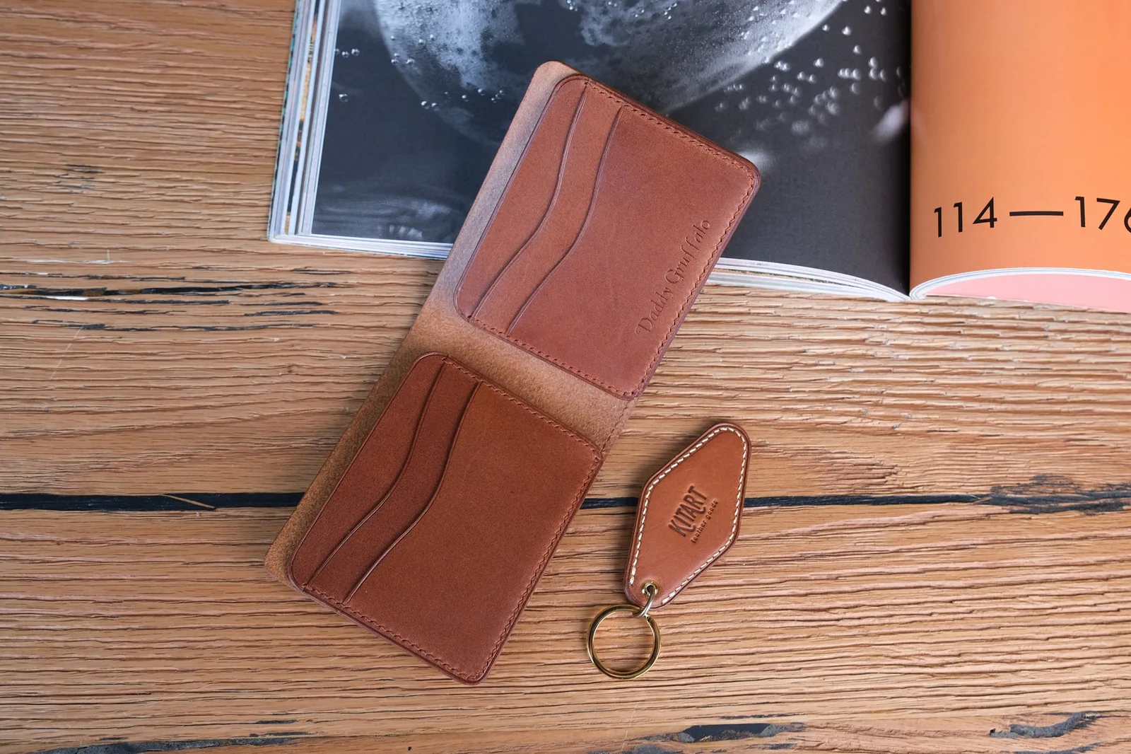 Ảnh Lifestyle Ví gập đôi da bò thảo mộc màu nâu vàng - Koi Leather