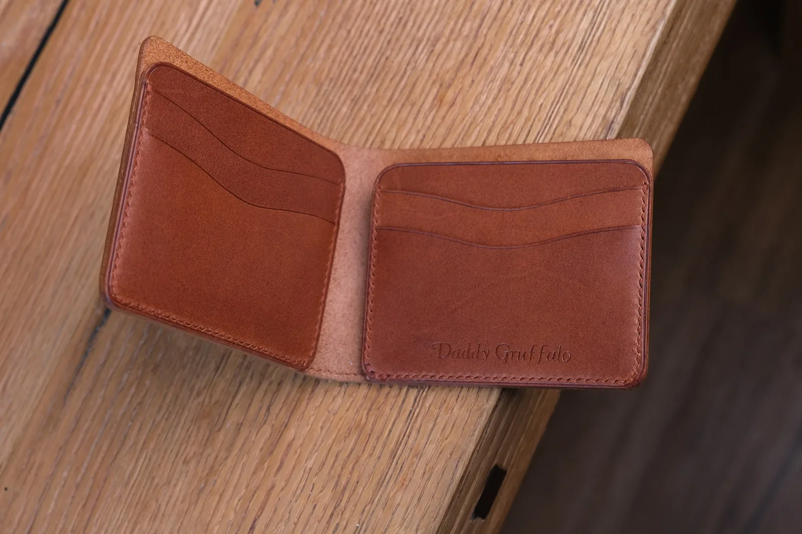 Ảnh Studio Ví gập đôi da bò thảo mộc màu nâu vàng - Koi Leather