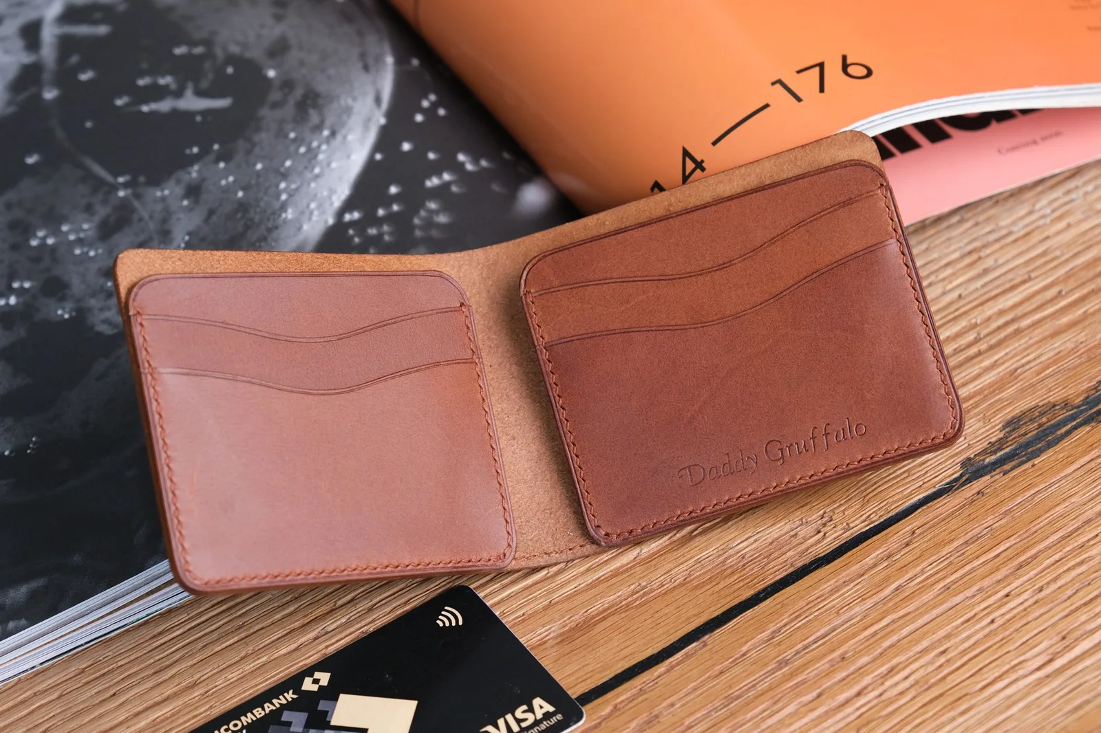 Ảnh Lifestyle Ví gập đôi da bò thảo mộc màu nâu vàng - Koi Leather