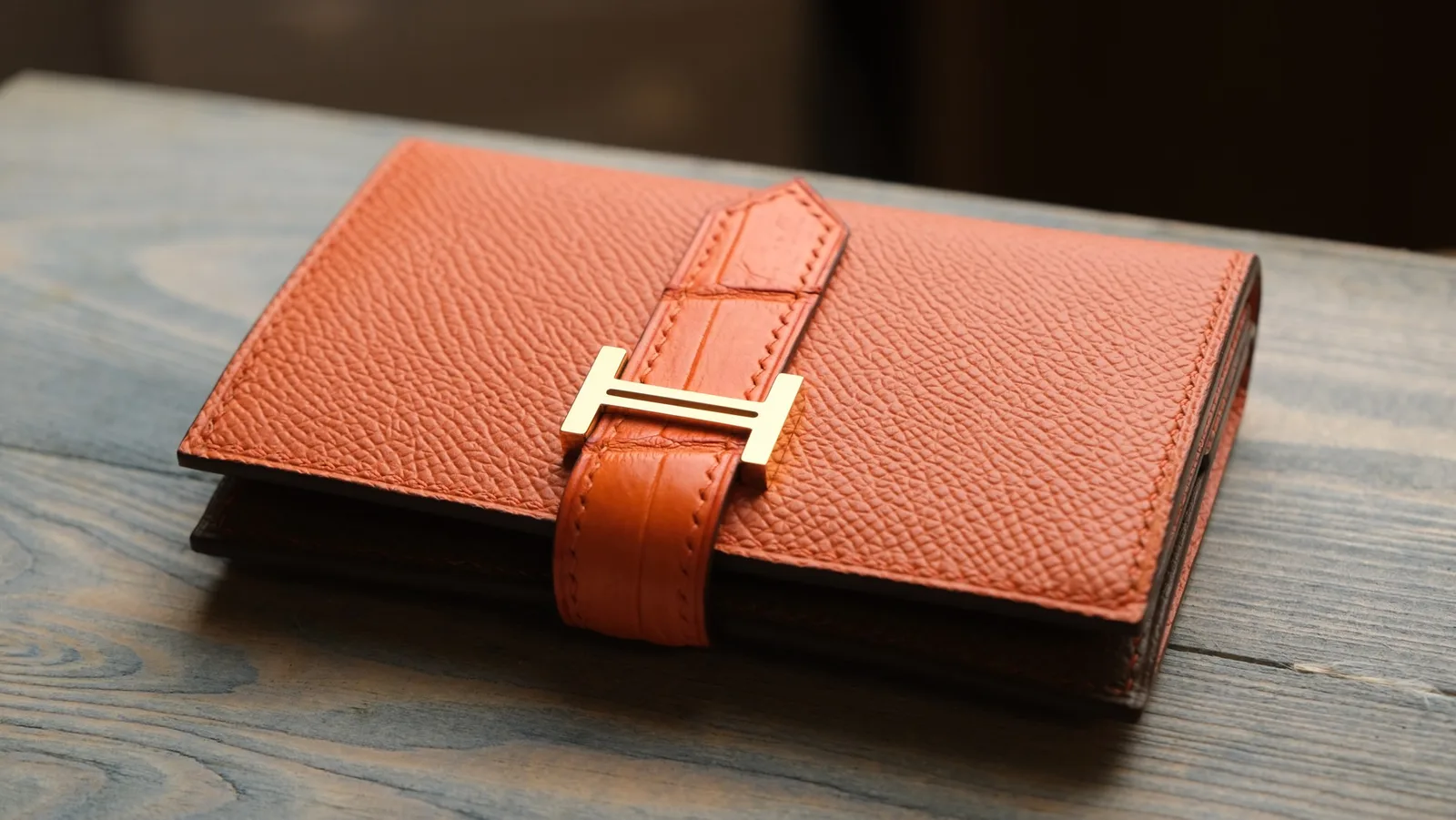 Ảnh Studio Ví đựng thẻ da Epsom phối quai da cá sấu màu cam - Koi Leather