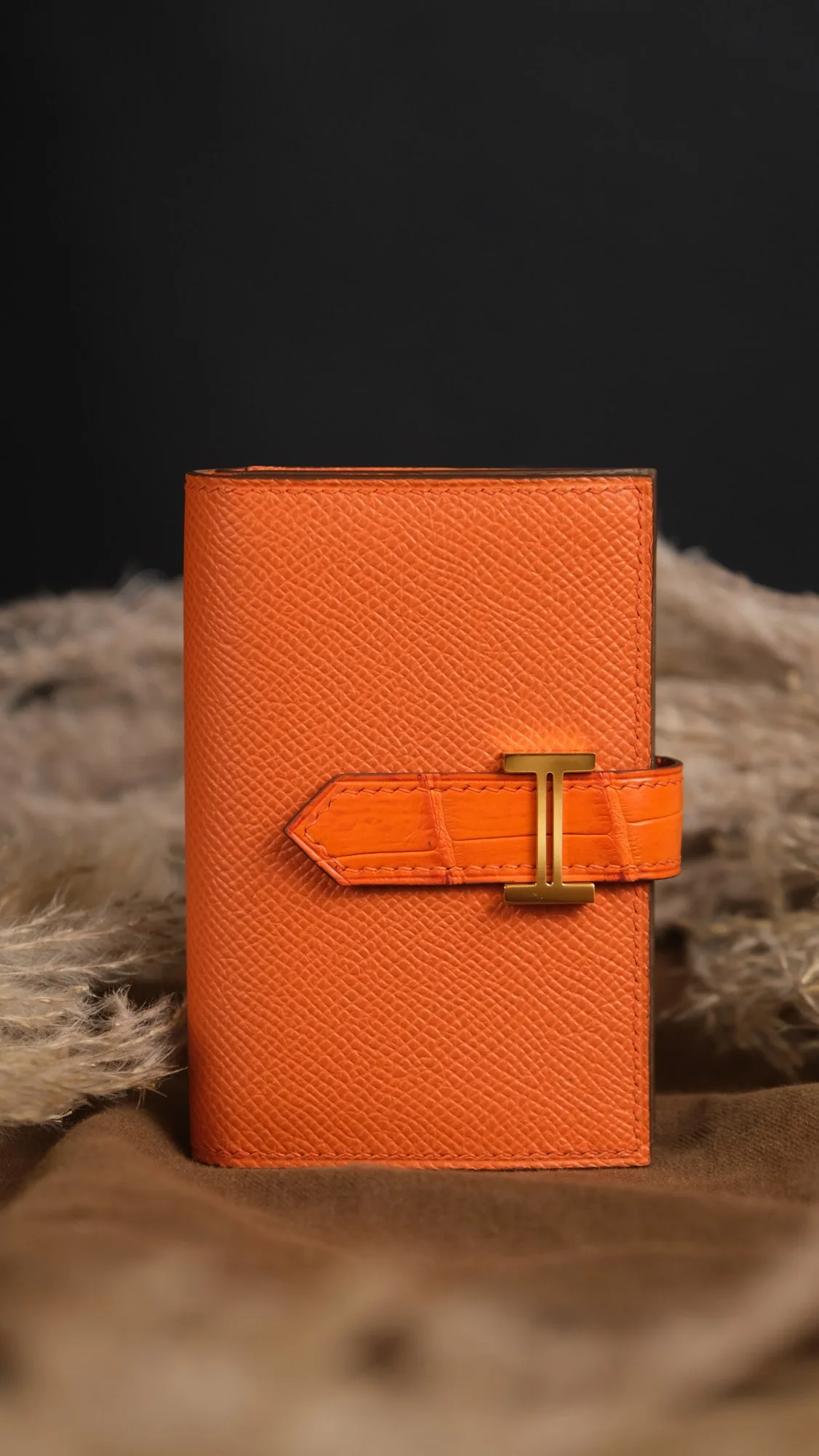 Ảnh Studio Ví đựng thẻ da Epsom phối quai da cá sấu màu cam - Koi Leather