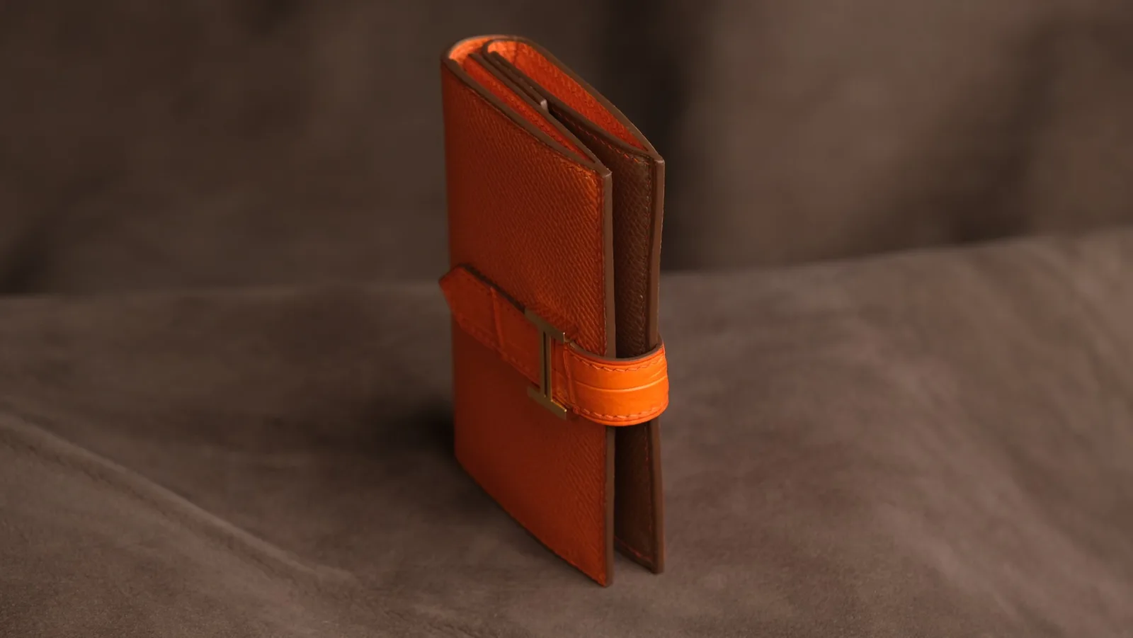 Ảnh Studio Ví đựng thẻ da Epsom phối quai da cá sấu màu cam - Koi Leather