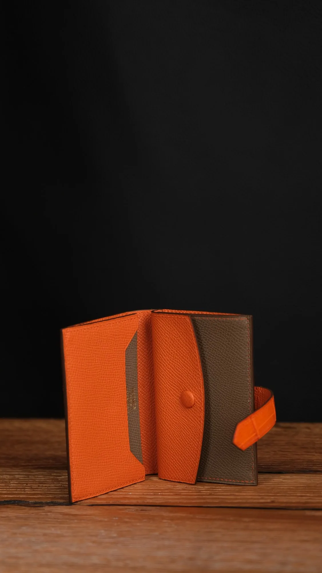Ảnh Studio Ví đựng thẻ da Epsom phối quai da cá sấu màu cam - Koi Leather