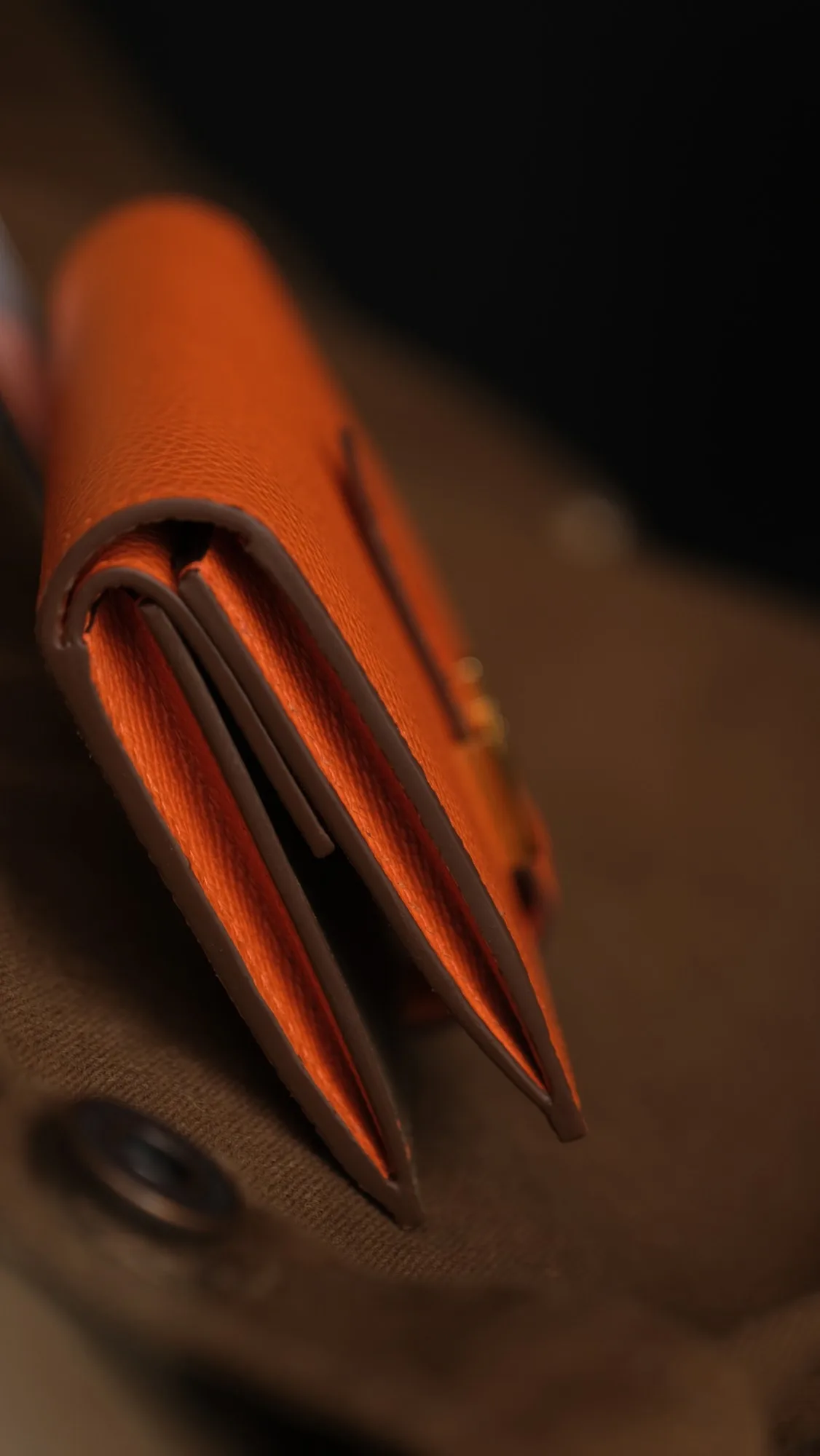 Ảnh Studio Ví đựng thẻ da Epsom phối quai da cá sấu màu cam - Koi Leather