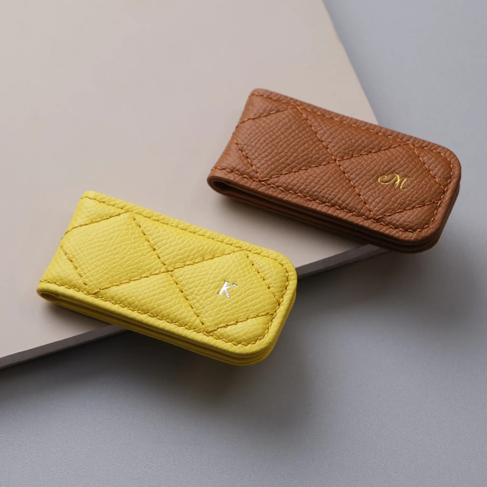 Ảnh Studio Kẹp tiền nam châm da Epsom chần trám - Koi Leather