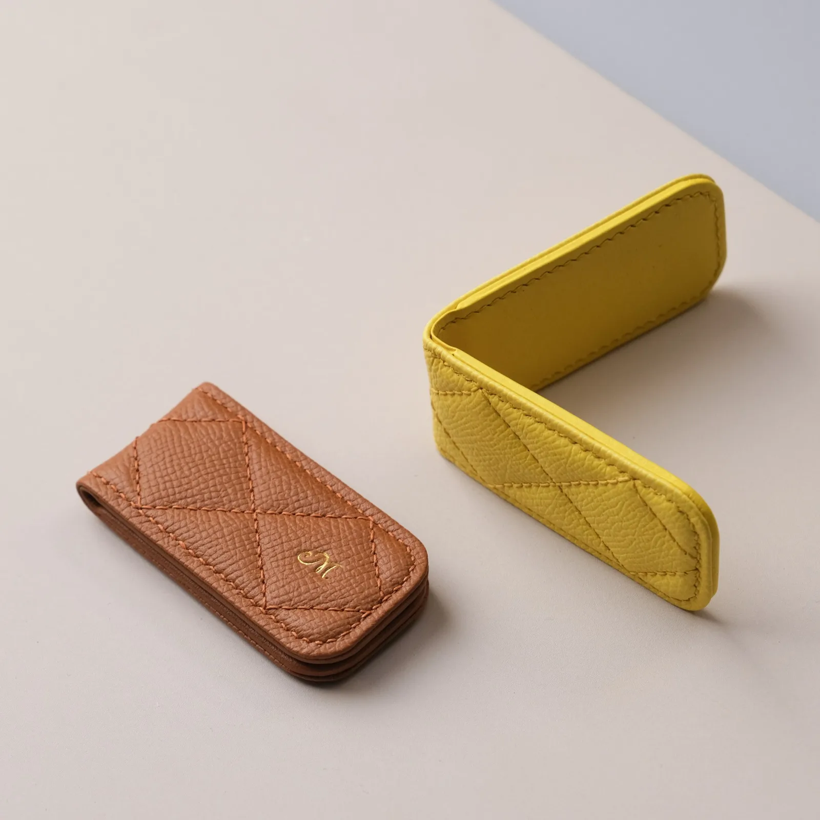 Ảnh Studio Kẹp tiền nam châm da Epsom chần trám - Koi Leather