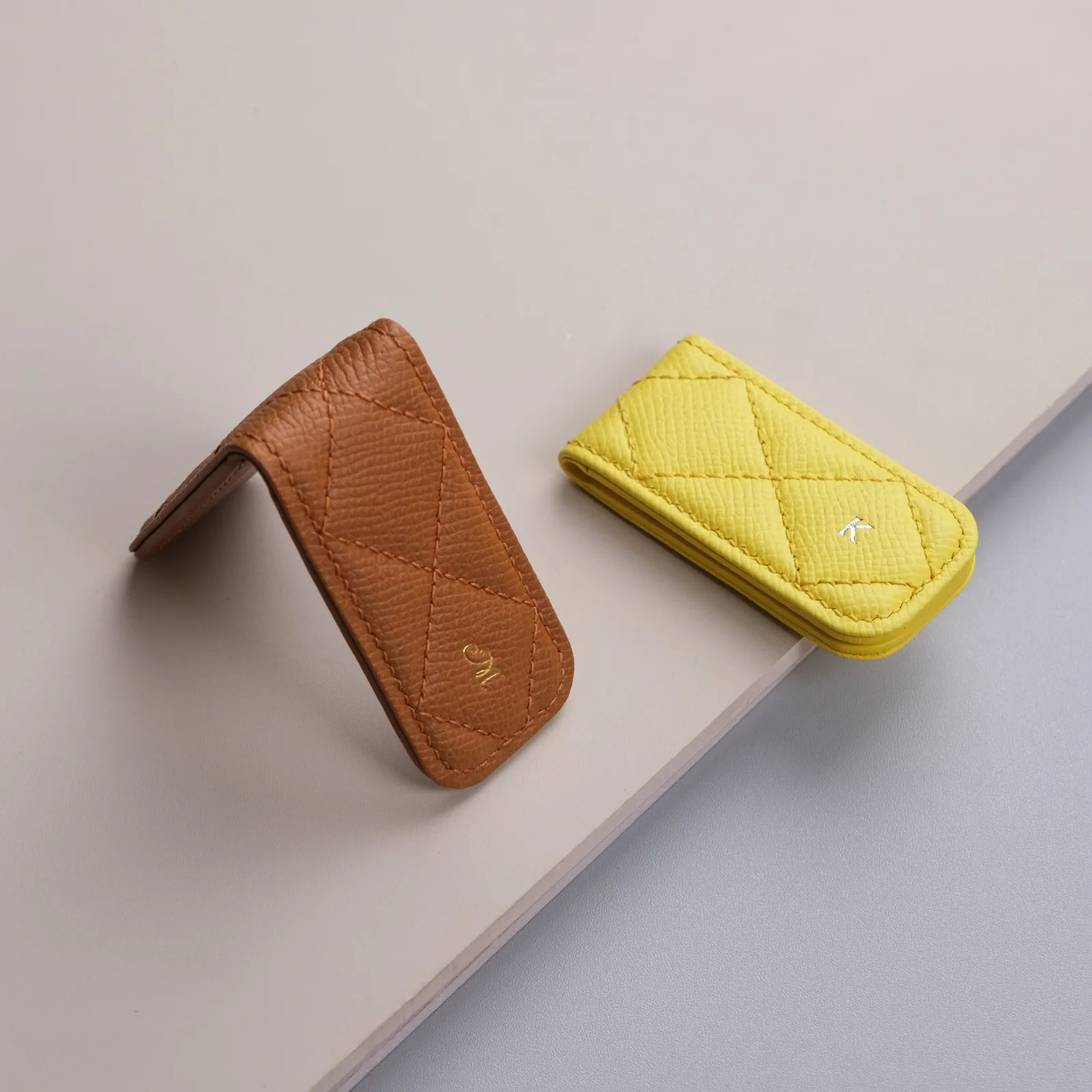Ảnh Studio Kẹp tiền nam châm da Epsom chần trám - Koi Leather