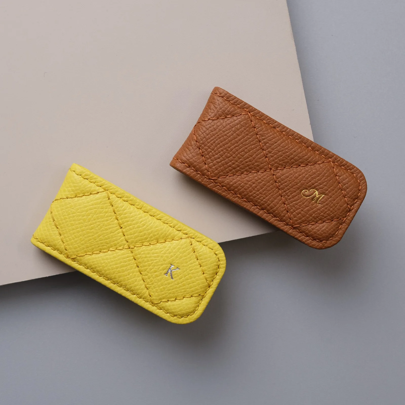 Ảnh Studio Kẹp tiền nam châm da Epsom chần trám - Koi Leather
