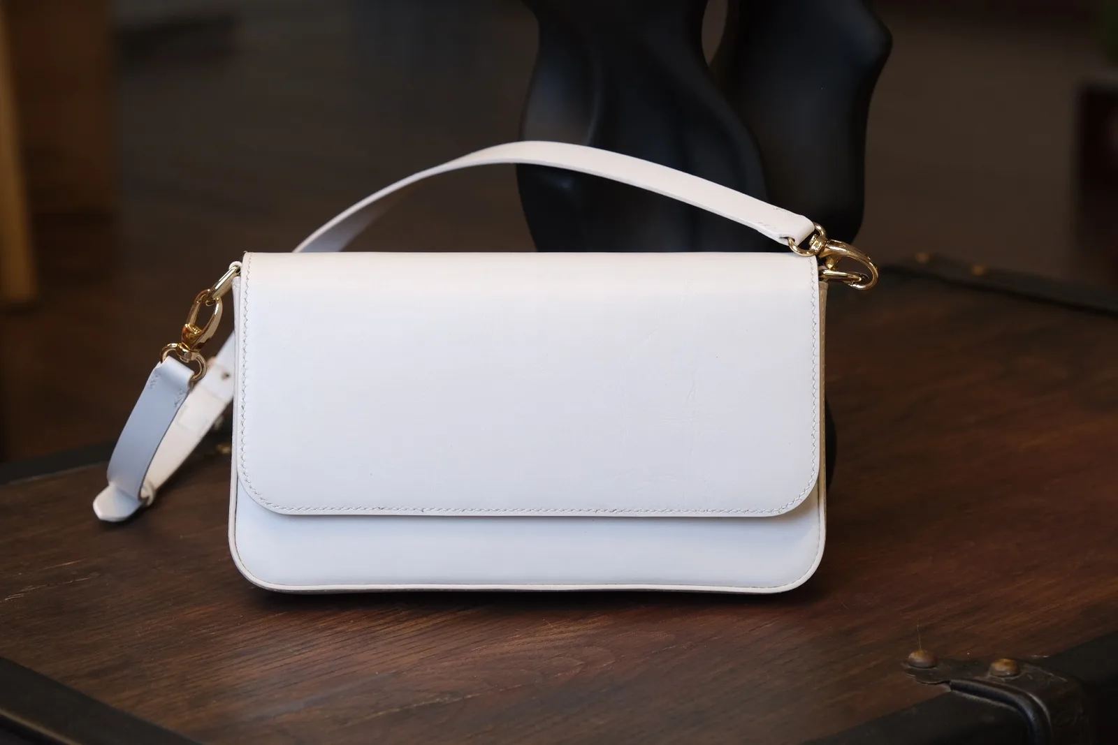 Ảnh Studio Túi kẹp nách da bò trắng nắp gập quai đeo vai - Koi Leather