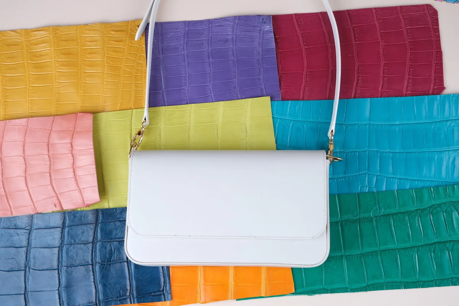 Ảnh Studio Túi kẹp nách da bò trắng nắp gập quai đeo vai - Koi Leather