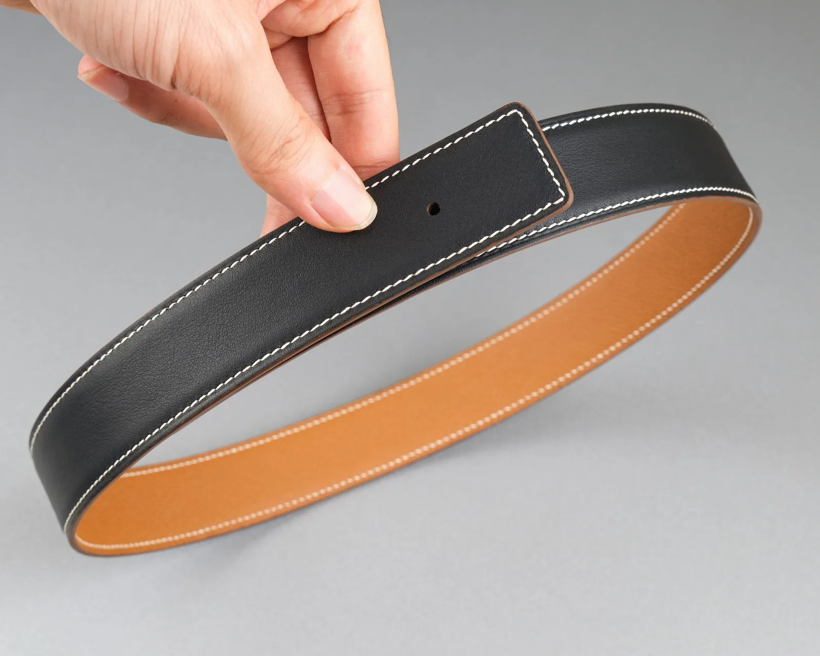 Ảnh Studio Dây thắt lưng da Epsom hai mặt Gold và Navy - Koi Leather