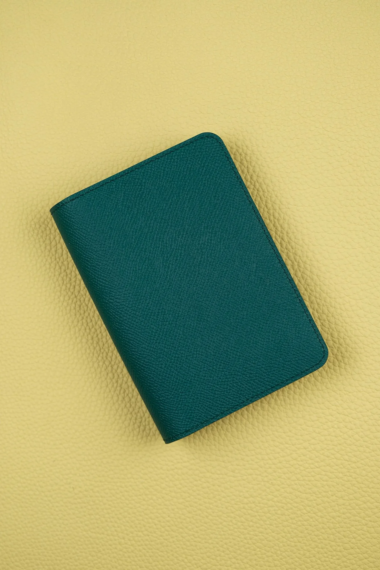 Ảnh Studio Bao da hộ chiếu Epsom xanh lá phối vàng - Koi Leather