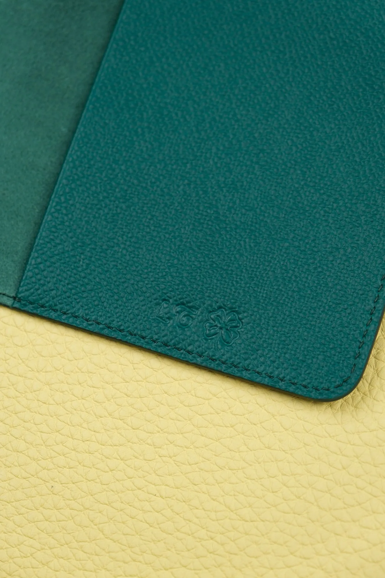 Ảnh Bao da hộ chiếu Epsom xanh lá phối vàng - Koi Leather