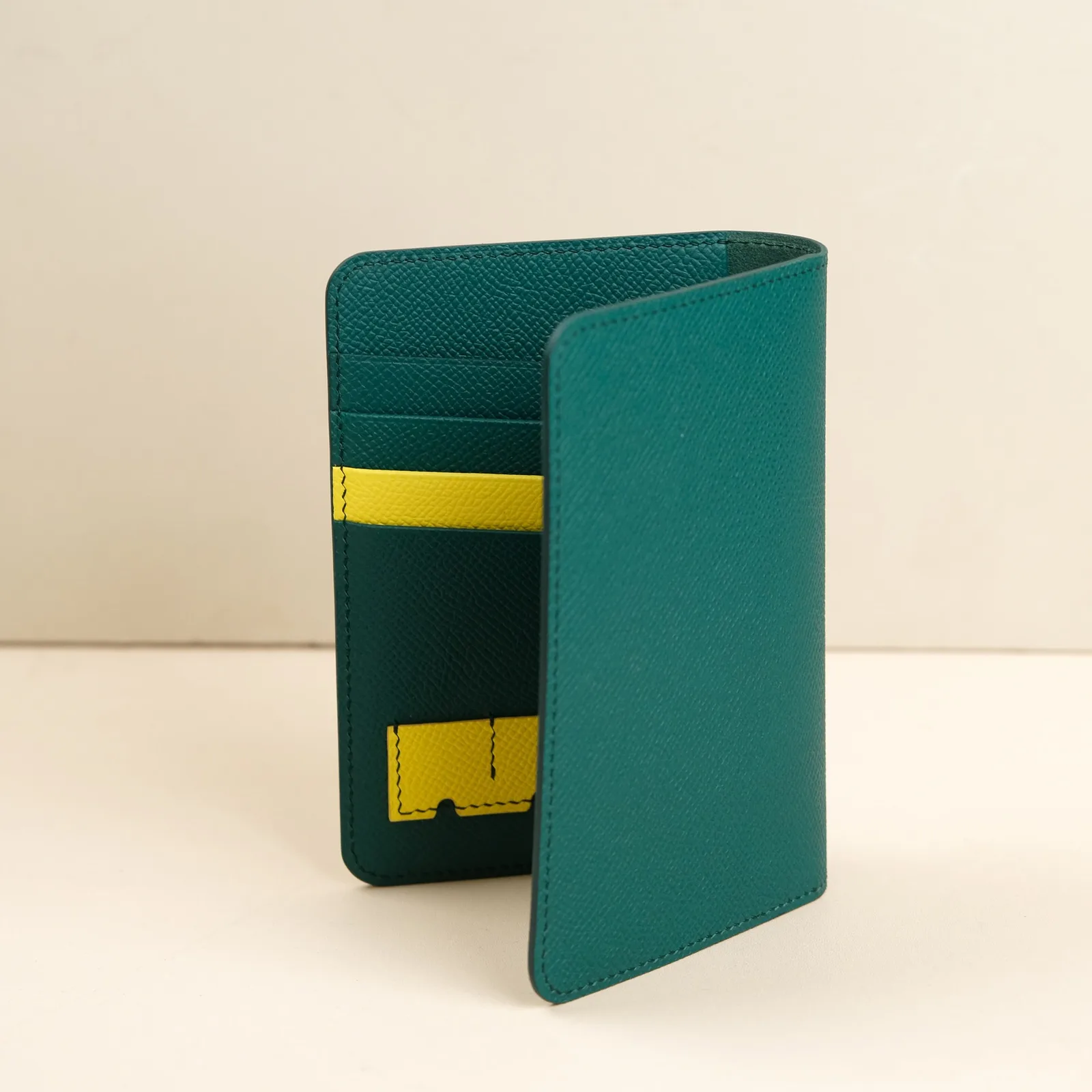 Ảnh Studio Bao da hộ chiếu Epsom xanh lá phối vàng - Koi Leather