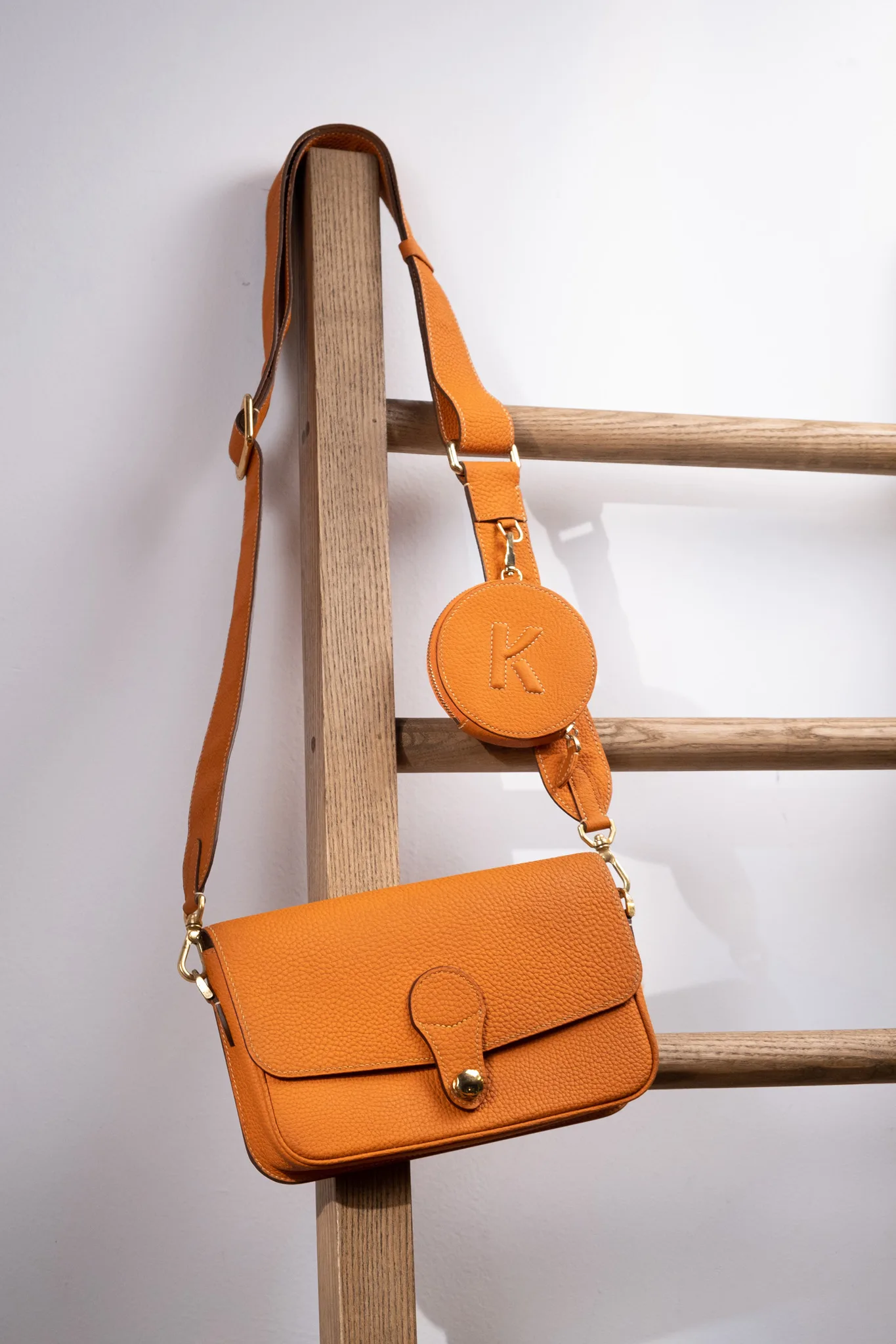 Ảnh Studio Túi Multibags Matame da bò Togo màu đen kèm ví tròn - Size 22 - Koi Leather