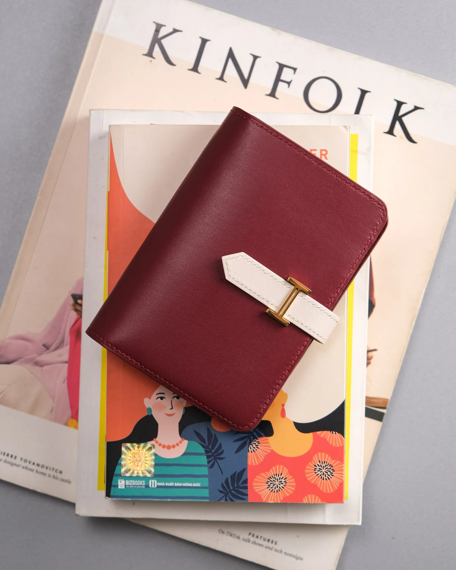 Ảnh Lifestyle Ví da gập đỏ mận phối quai cài chữ H - Koi Leather