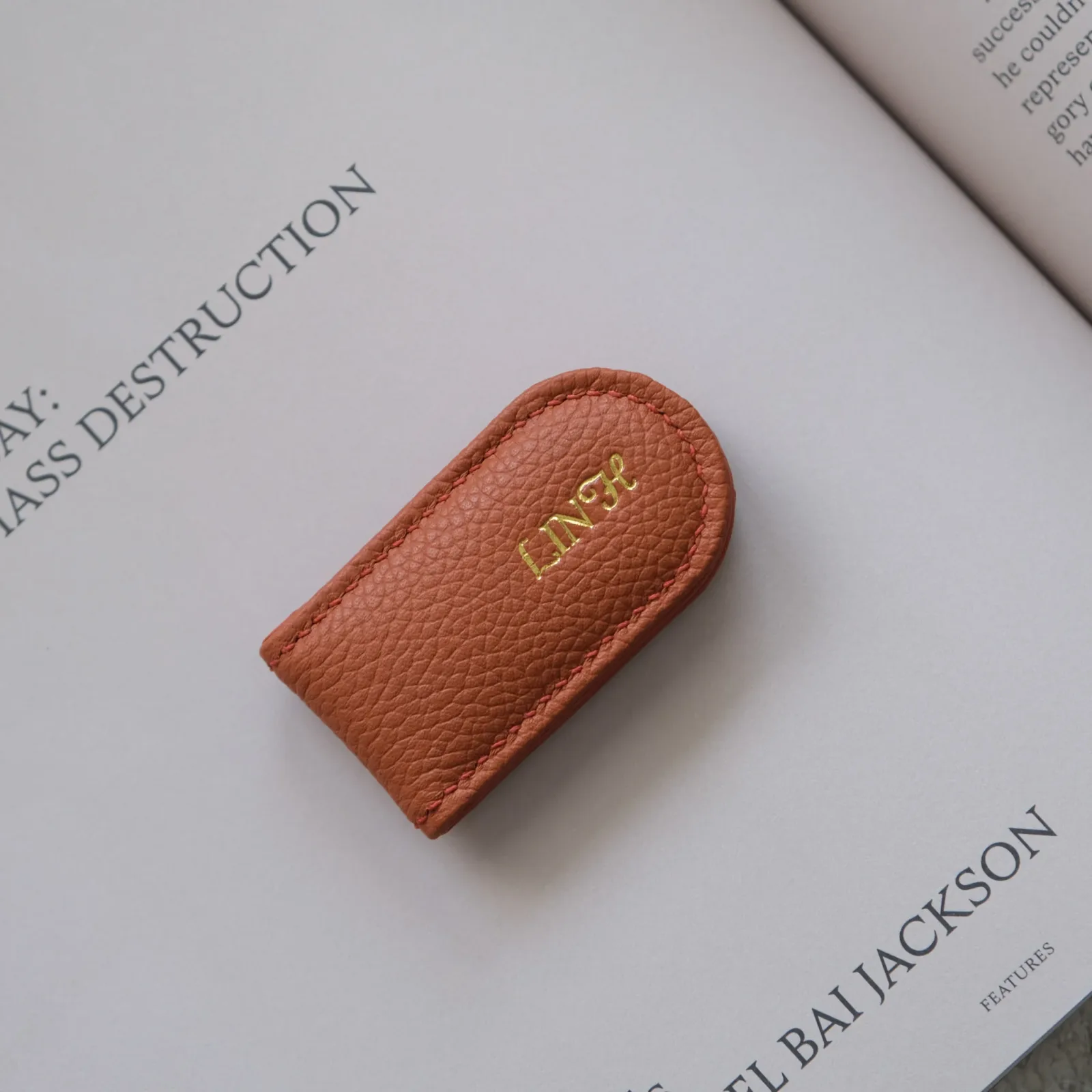 Ảnh Studio Moneyclip - KOI Leather