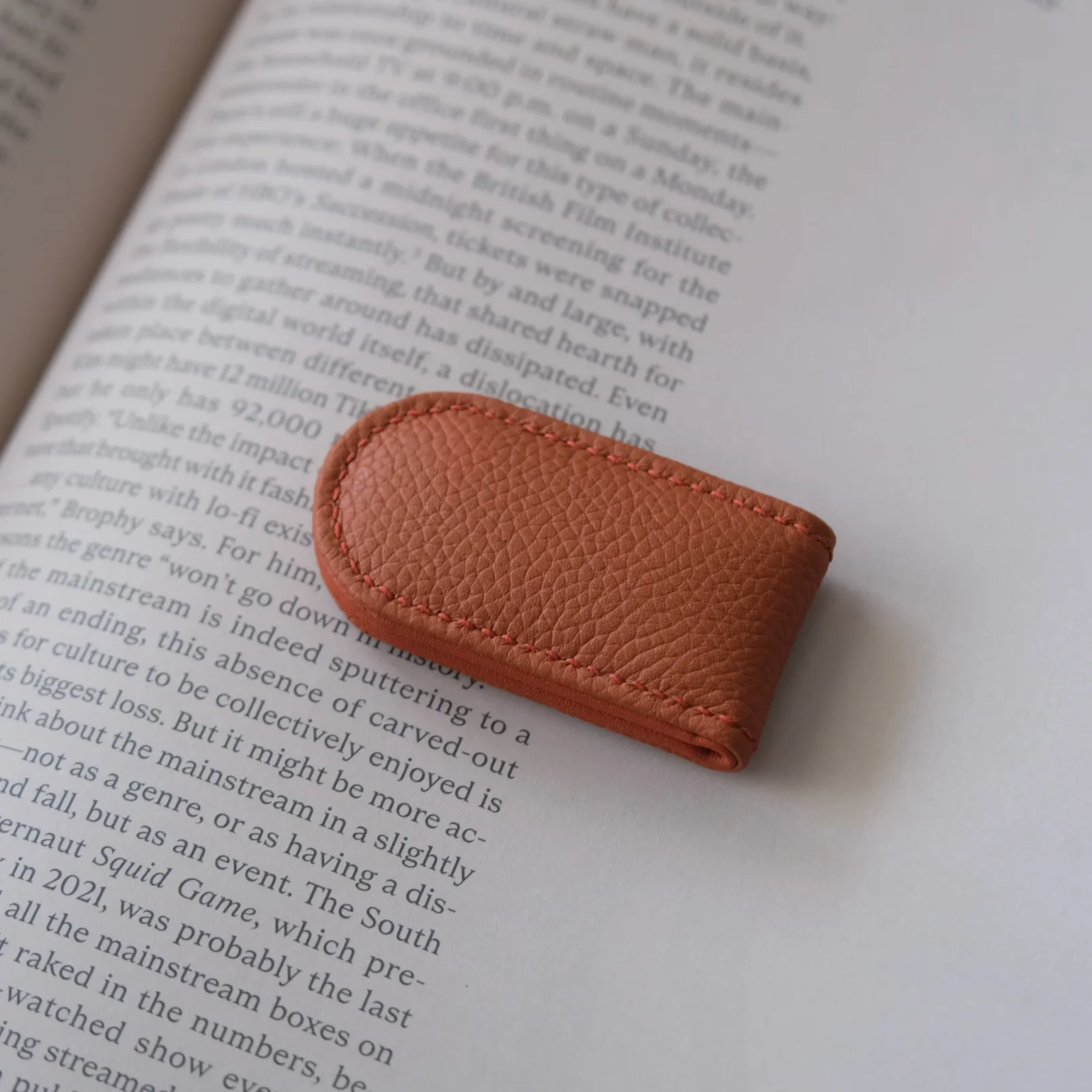 Ảnh Studio Moneyclip - KOI Leather