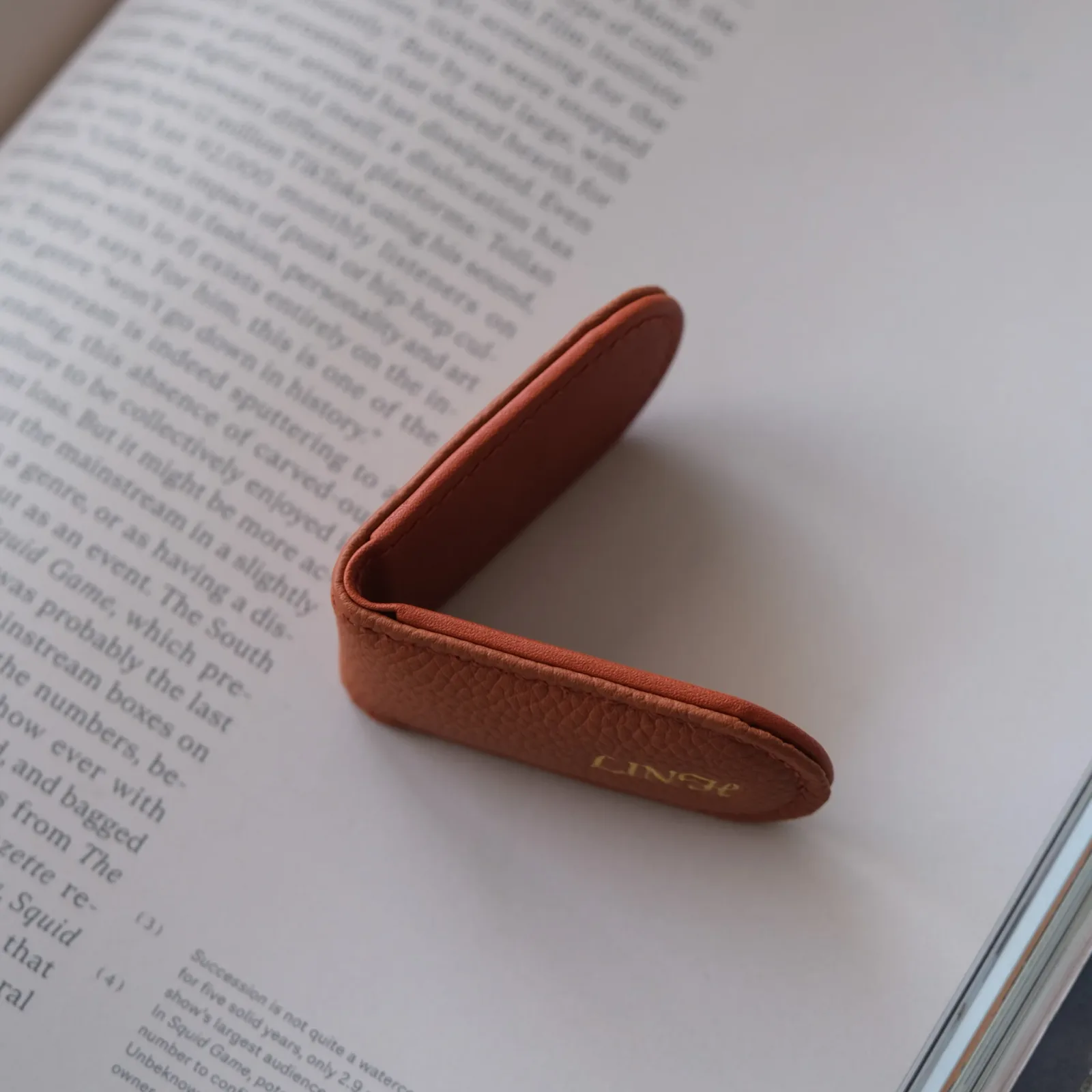 Ảnh Studio Moneyclip - KOI Leather