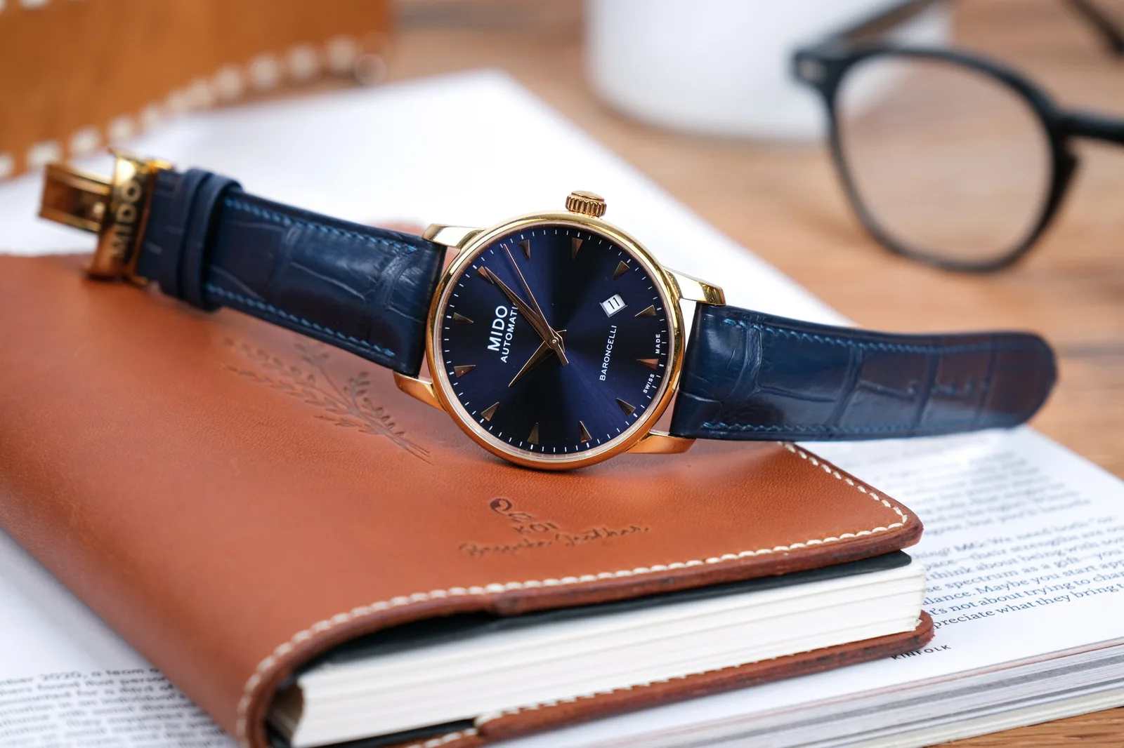 Ảnh Lifestyle Dây đồng hồ da cá sấu màu xanh navy cho Mido - Koi Leather