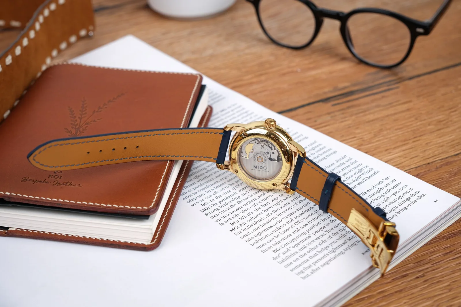 Ảnh Lifestyle Dây đồng hồ da cá sấu màu xanh navy cho Mido - Koi Leather
