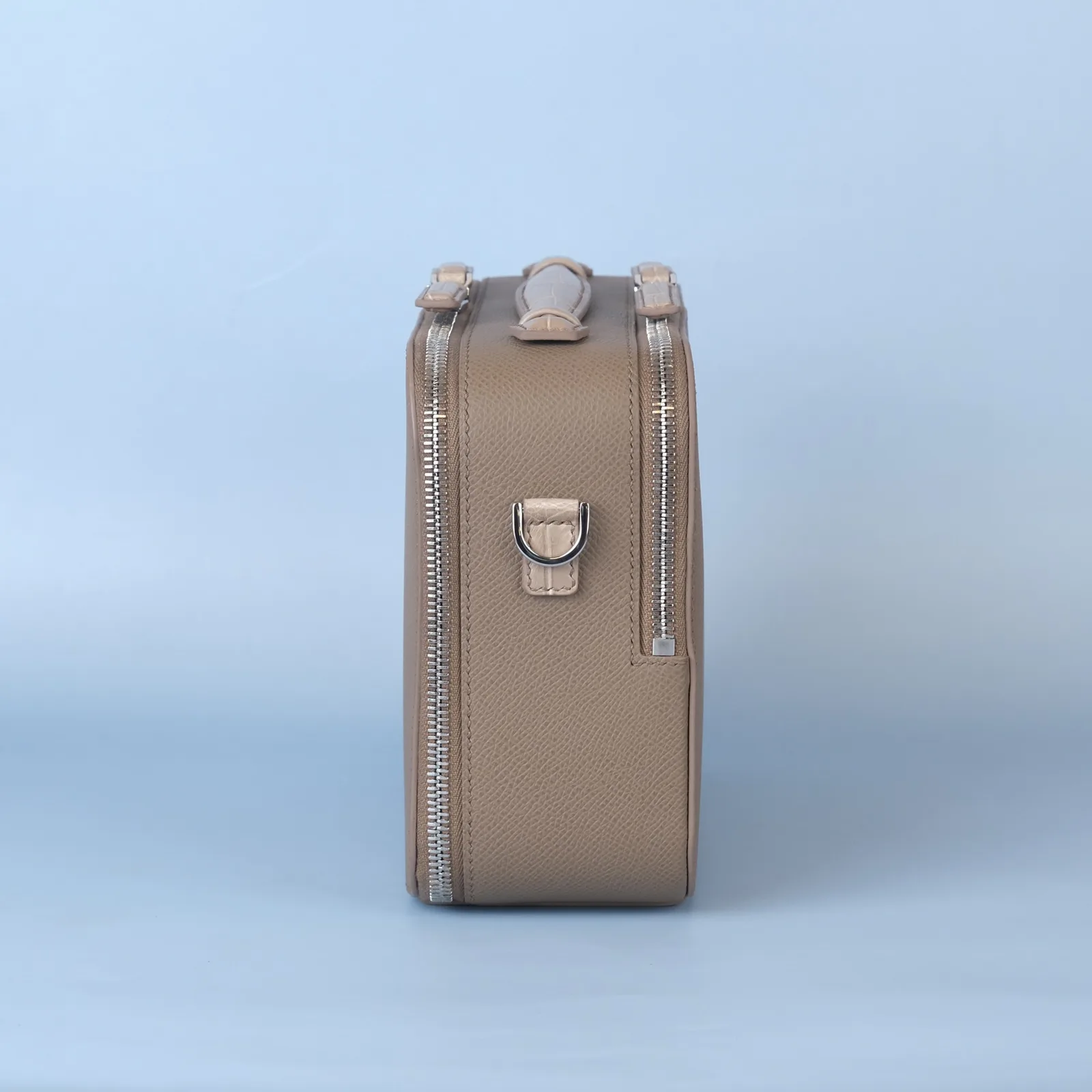 Ảnh Studio Túi clutch da Epsom phối da cá sấu màu xám dáng hộp - Koi Leather