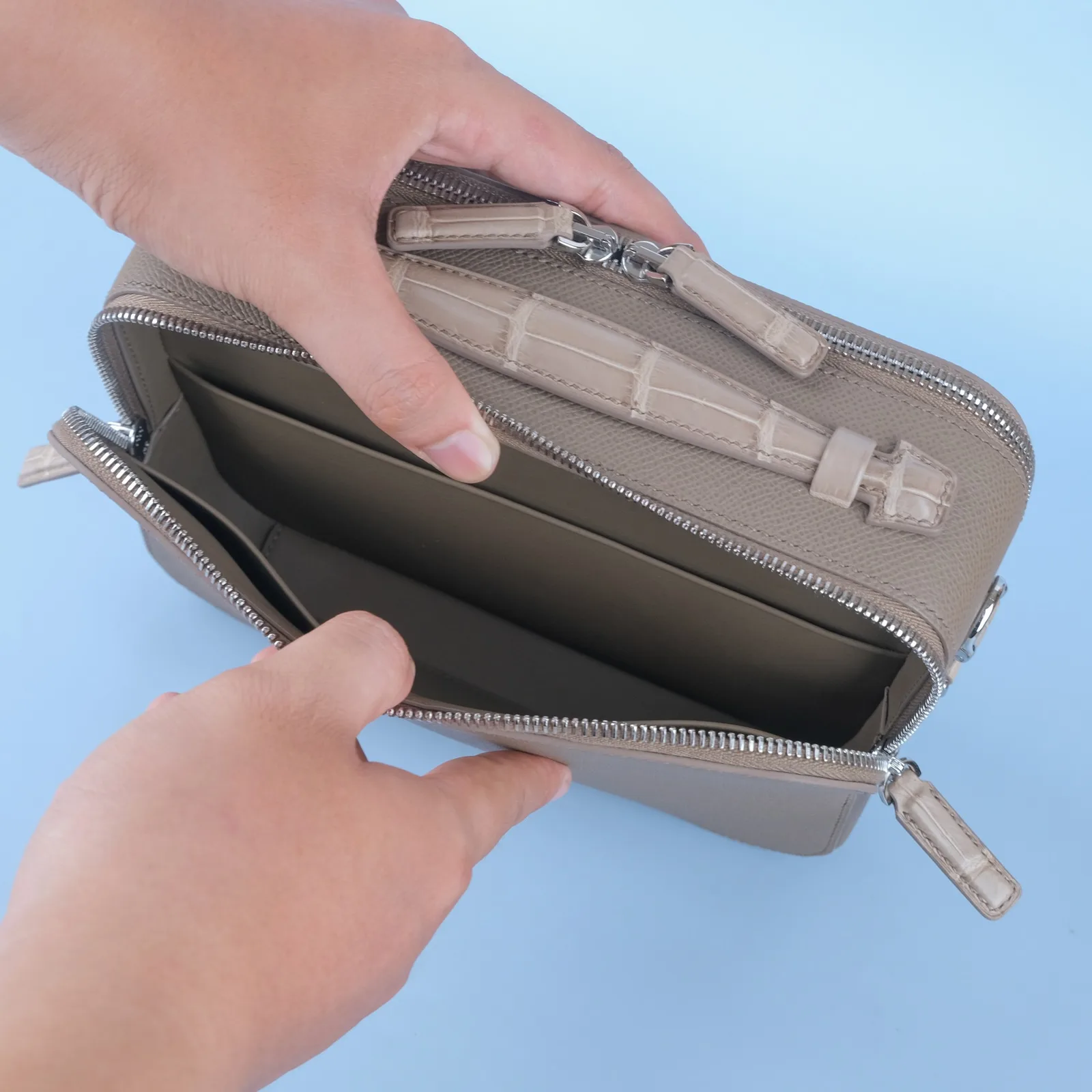 Ảnh Studio Túi clutch da Epsom phối da cá sấu màu xám dáng hộp - Koi Leather
