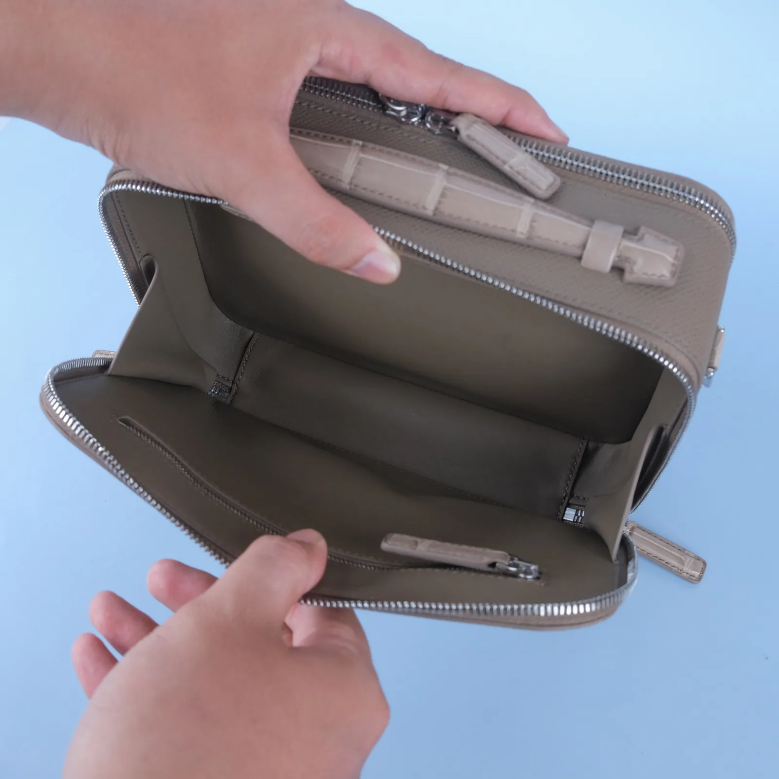 Ảnh Studio Túi clutch da Epsom phối da cá sấu màu xám dáng hộp - Koi Leather