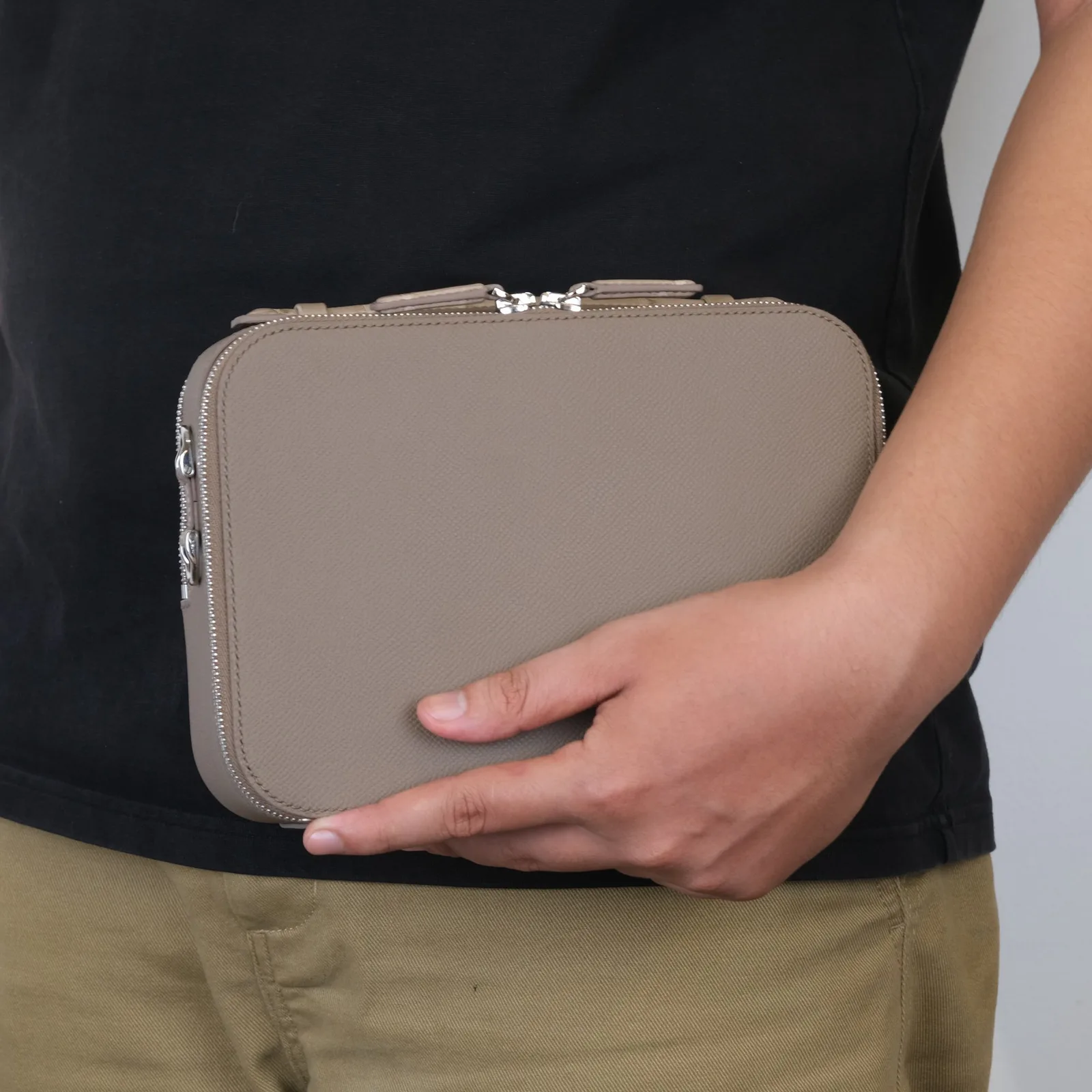 Ảnh Lifestyle Túi clutch da Epsom phối da cá sấu màu xám dáng hộp - Koi Leather