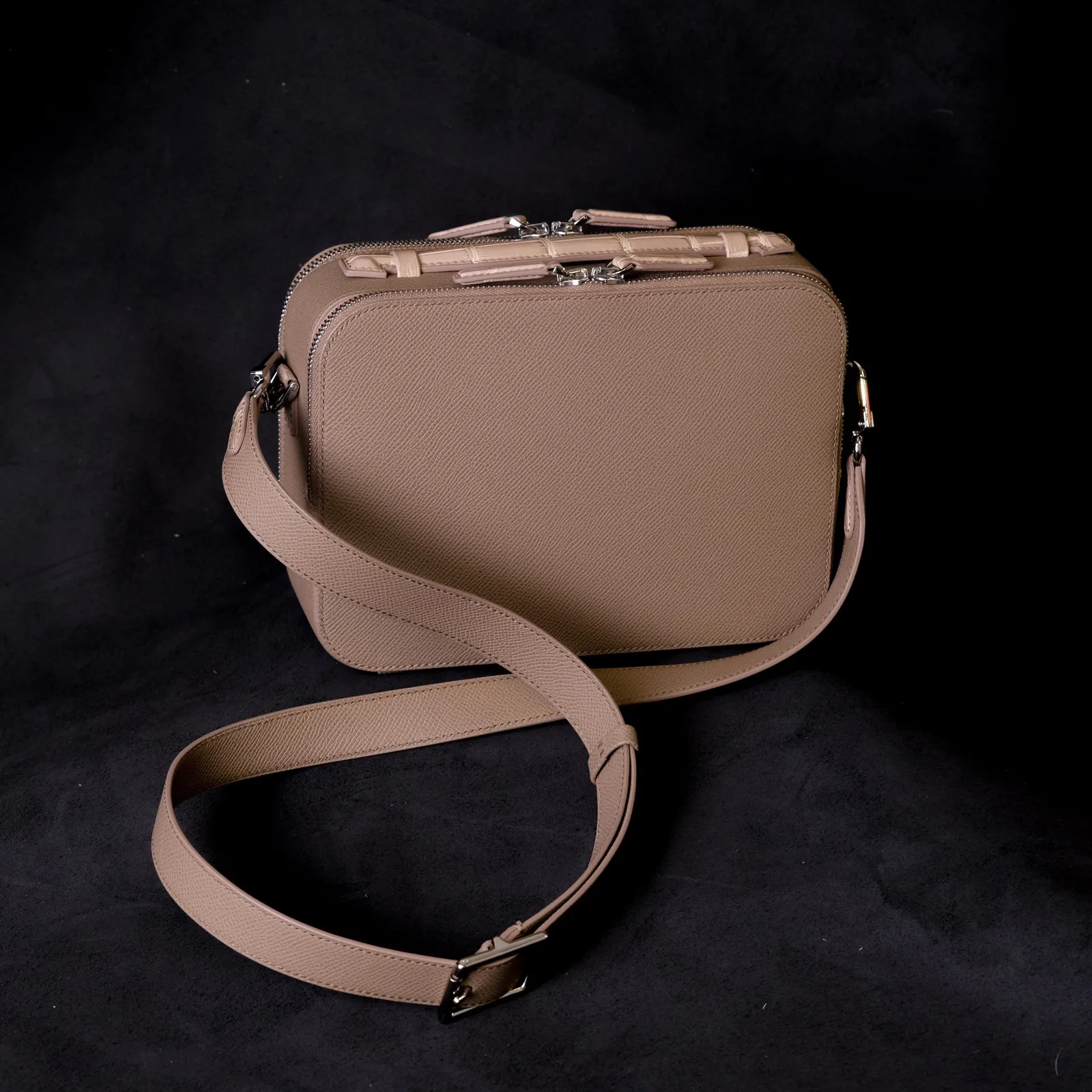 Ảnh Studio Túi clutch da Epsom phối da cá sấu màu xám dáng hộp - Koi Leather