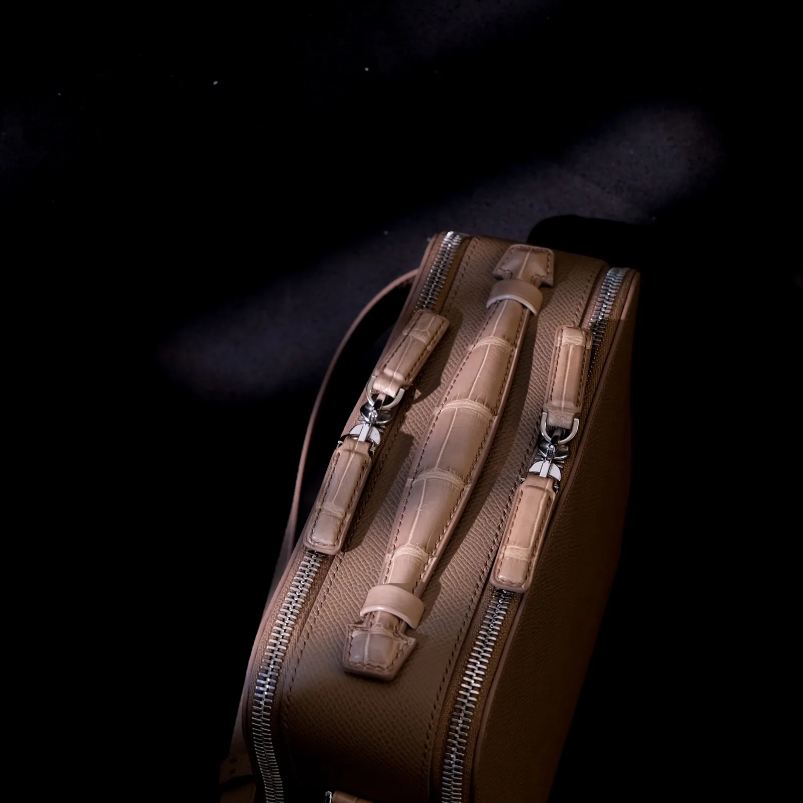 Ảnh Studio Túi clutch da Epsom phối da cá sấu màu xám dáng hộp - Koi Leather