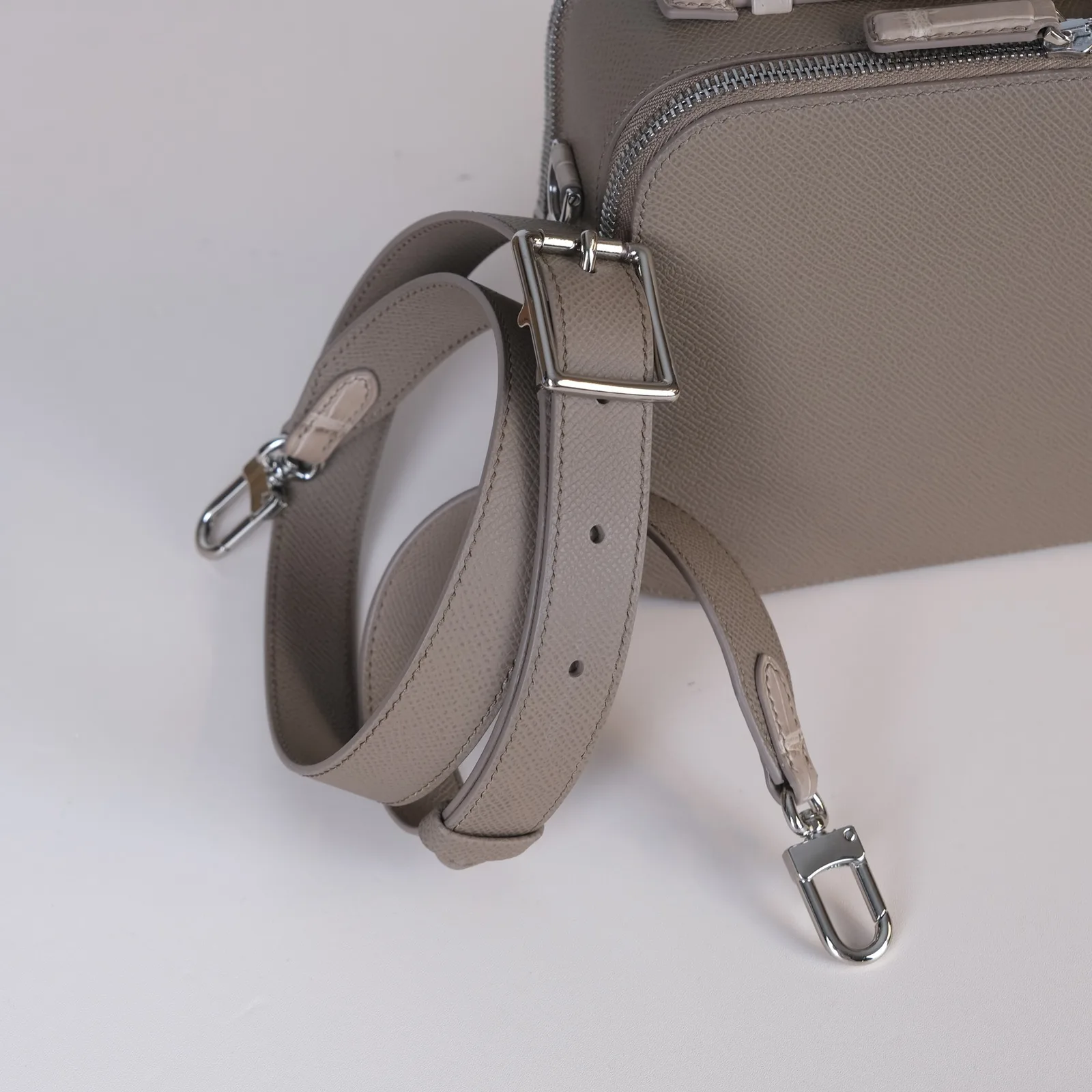 Ảnh Studio Túi clutch da Epsom phối da cá sấu màu xám dáng hộp - Koi Leather