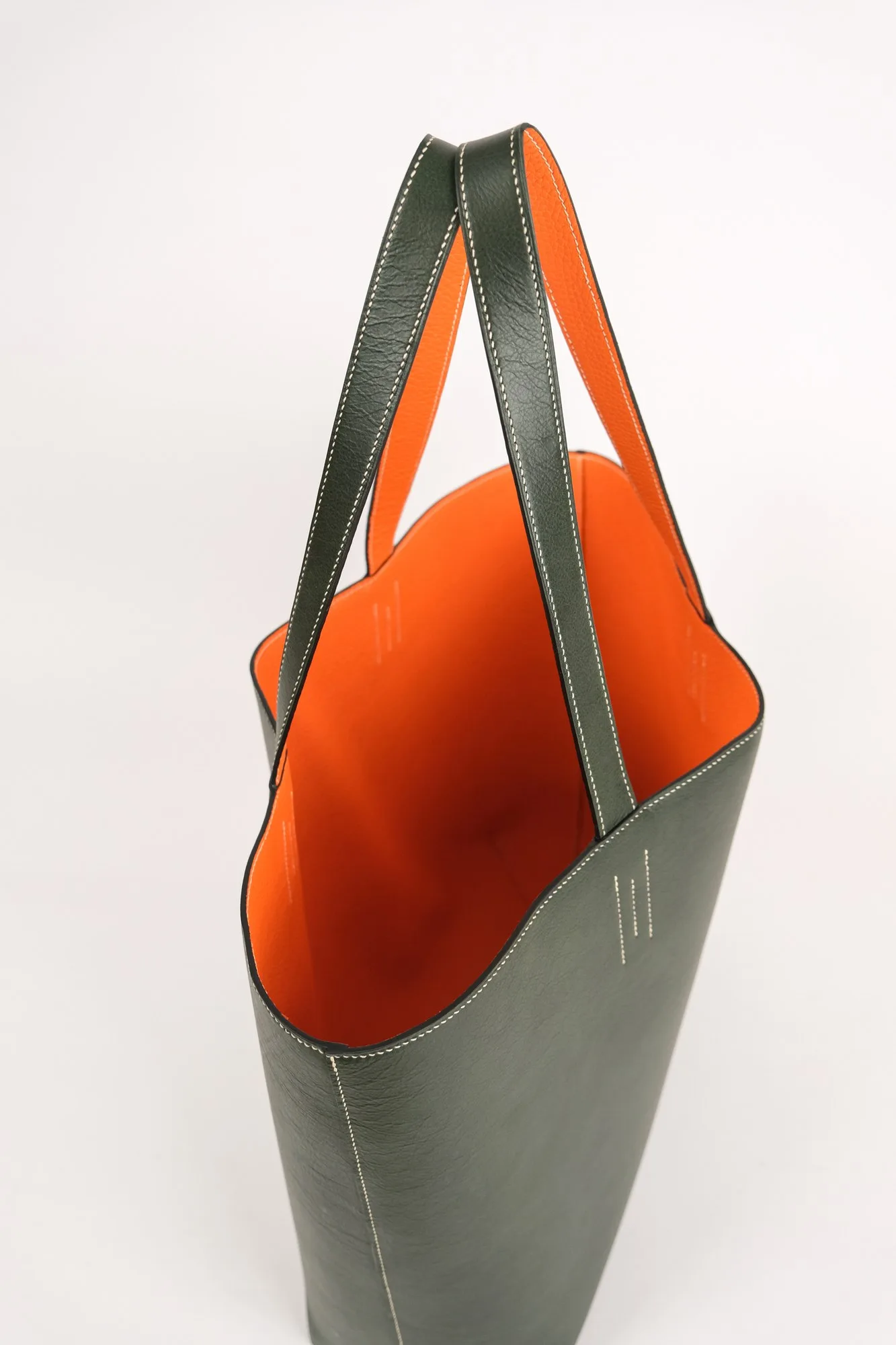 Ảnh Studio Túi tote da bò 2 mặt xanh rêu phối cam - Koi Leather