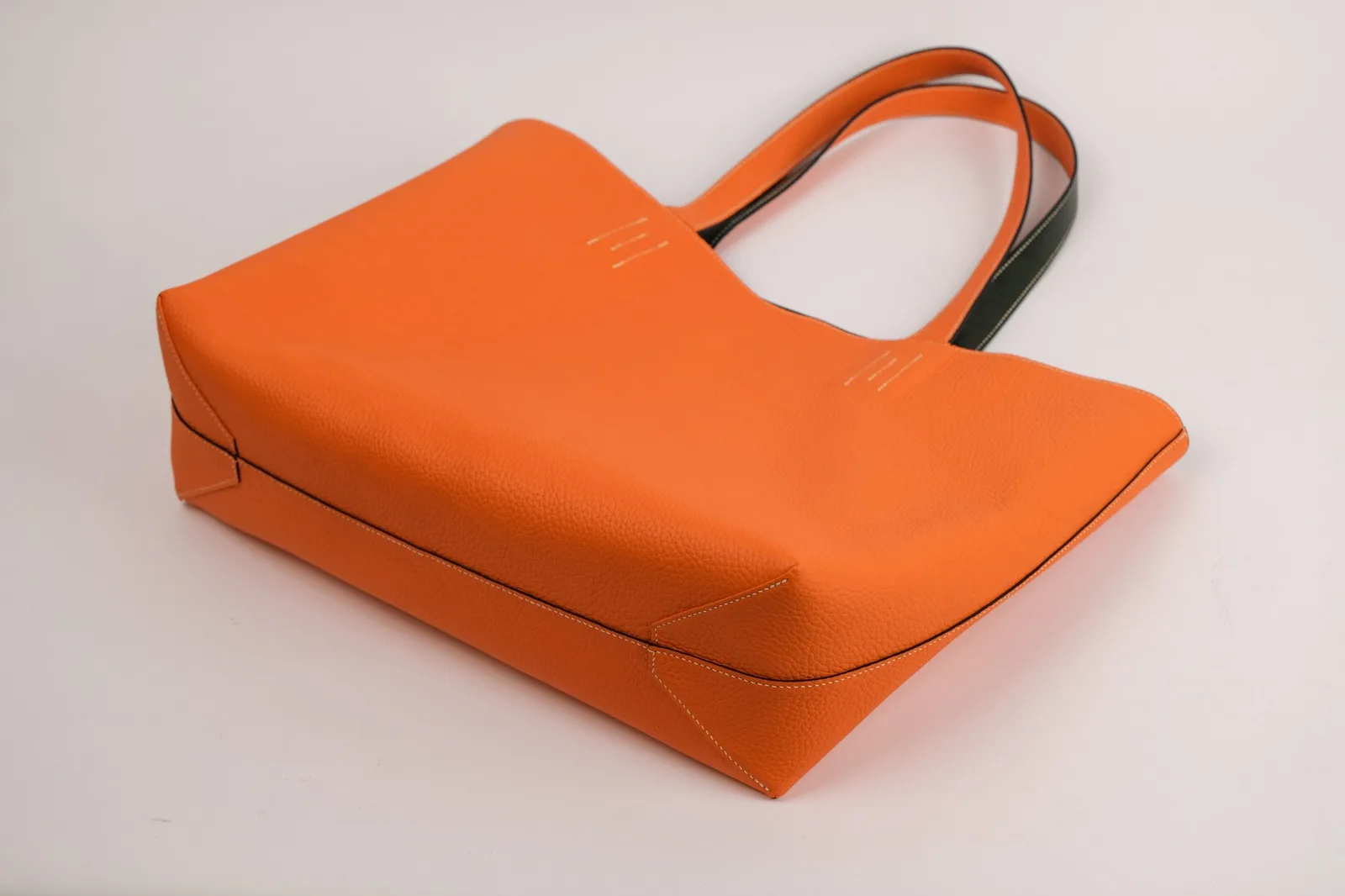 Ảnh Studio Túi tote da bò 2 mặt xanh rêu phối cam - Koi Leather