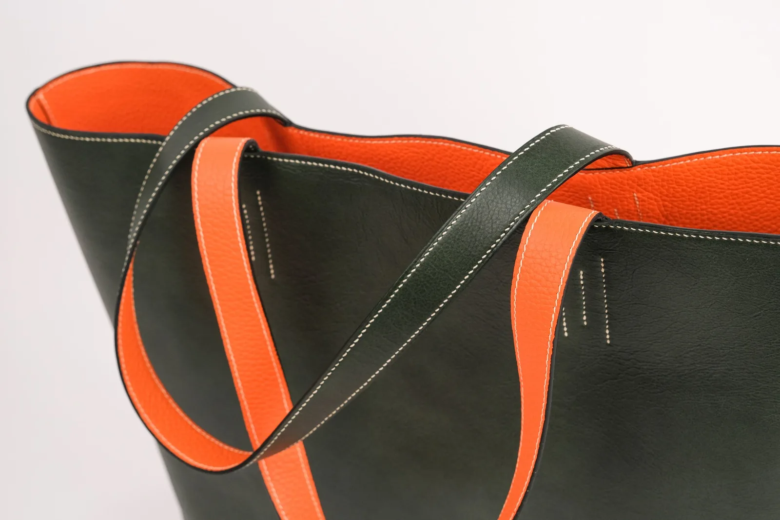 Ảnh Studio Túi tote da bò 2 mặt xanh rêu phối cam - Koi Leather