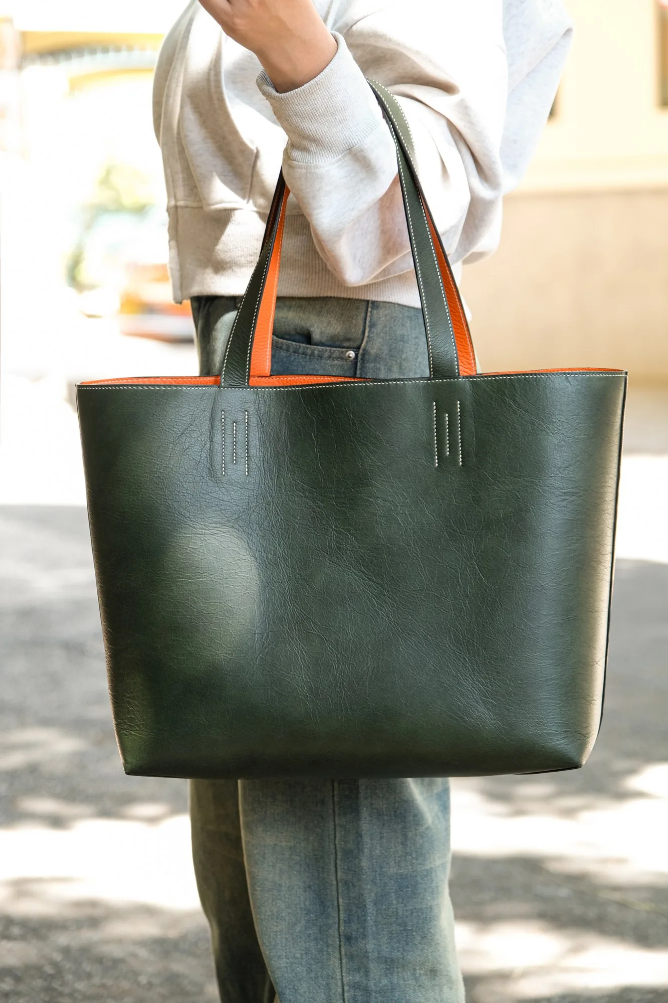 Ảnh Lifestyle Túi tote da bò 2 mặt xanh rêu phối cam - Koi Leather