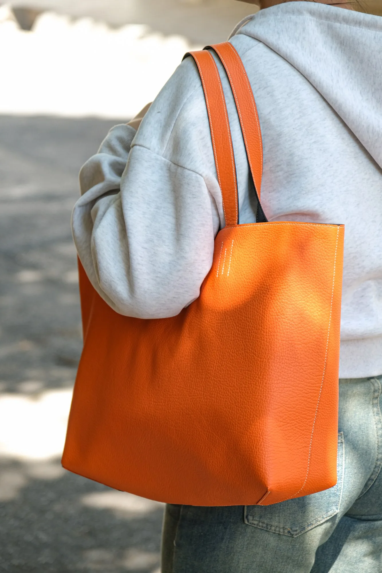 Ảnh Lifestyle Túi tote da bò 2 mặt xanh rêu phối cam - Koi Leather