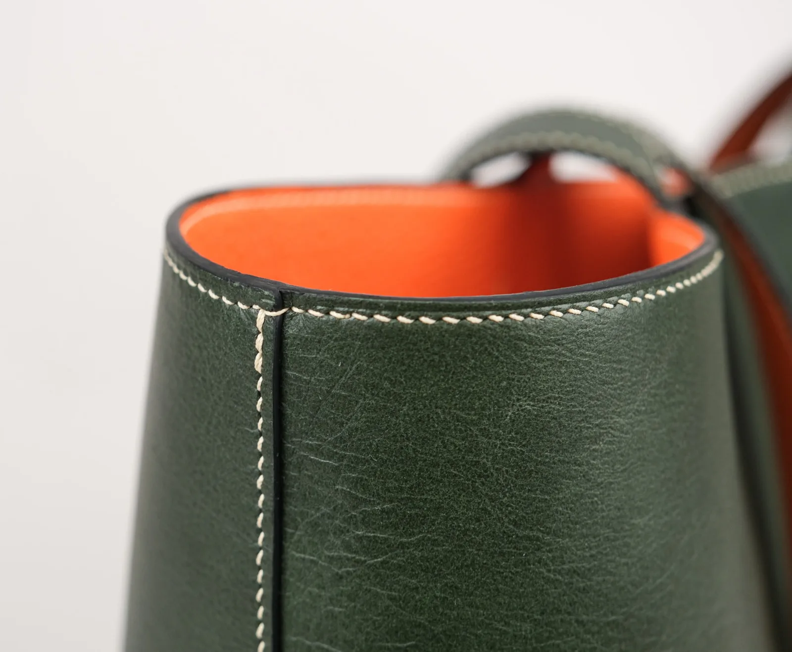 Ảnh Studio Túi tote da bò 2 mặt xanh rêu phối cam - Koi Leather